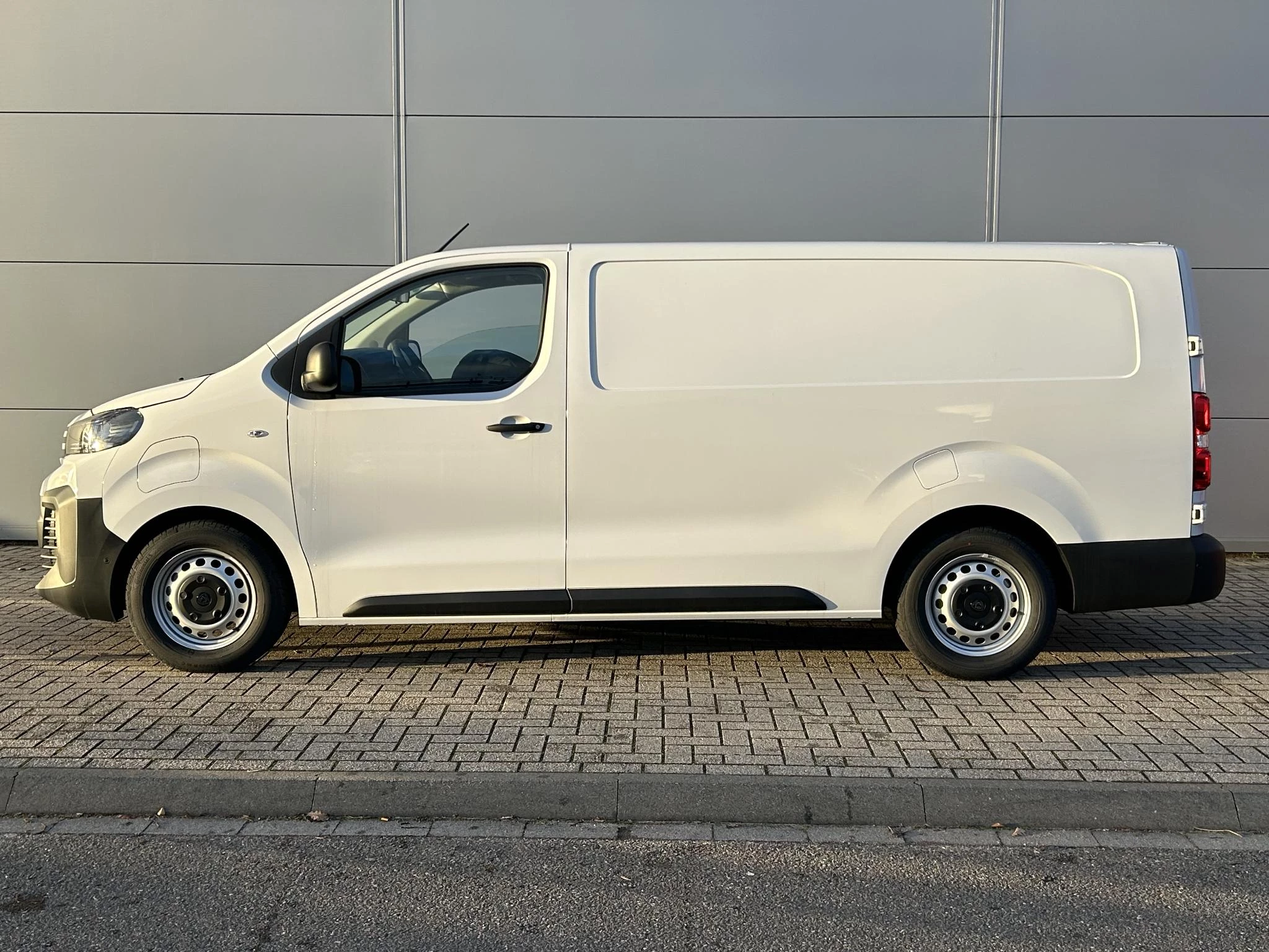 Peugeot-e-Expert-image-2