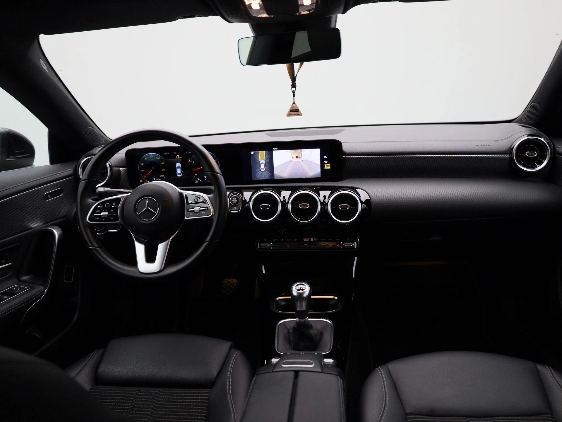 Mercedes-Benz-CLA-image-37