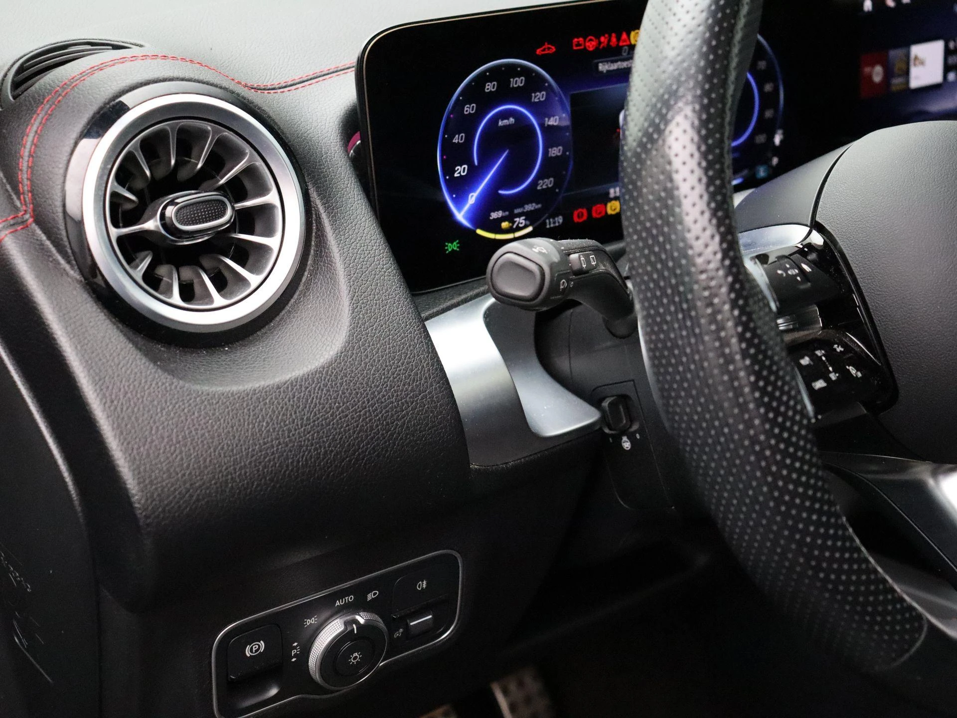 Mercedes-Benz-EQB-image-11