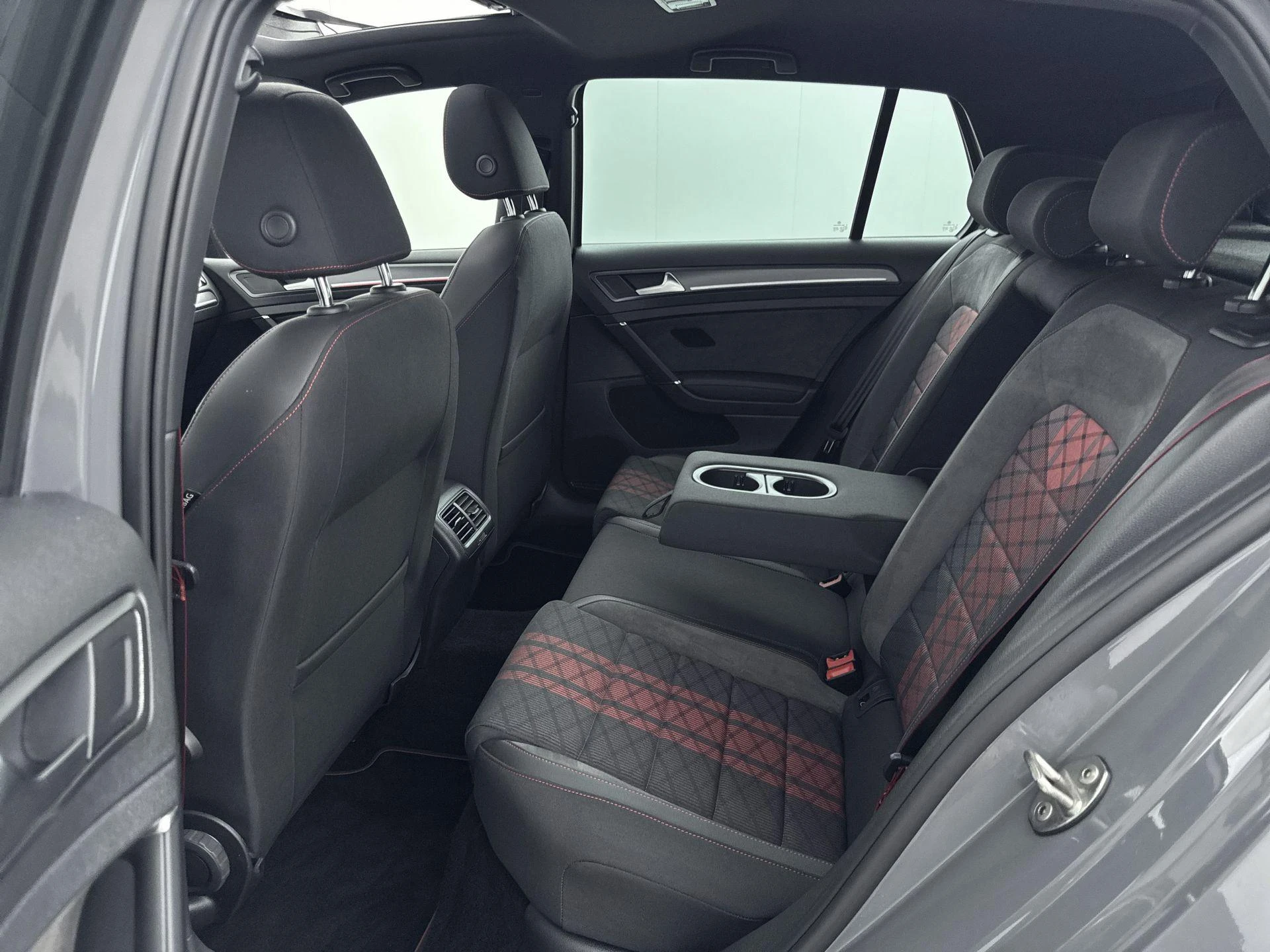 Volkswagen-Golf-image-25