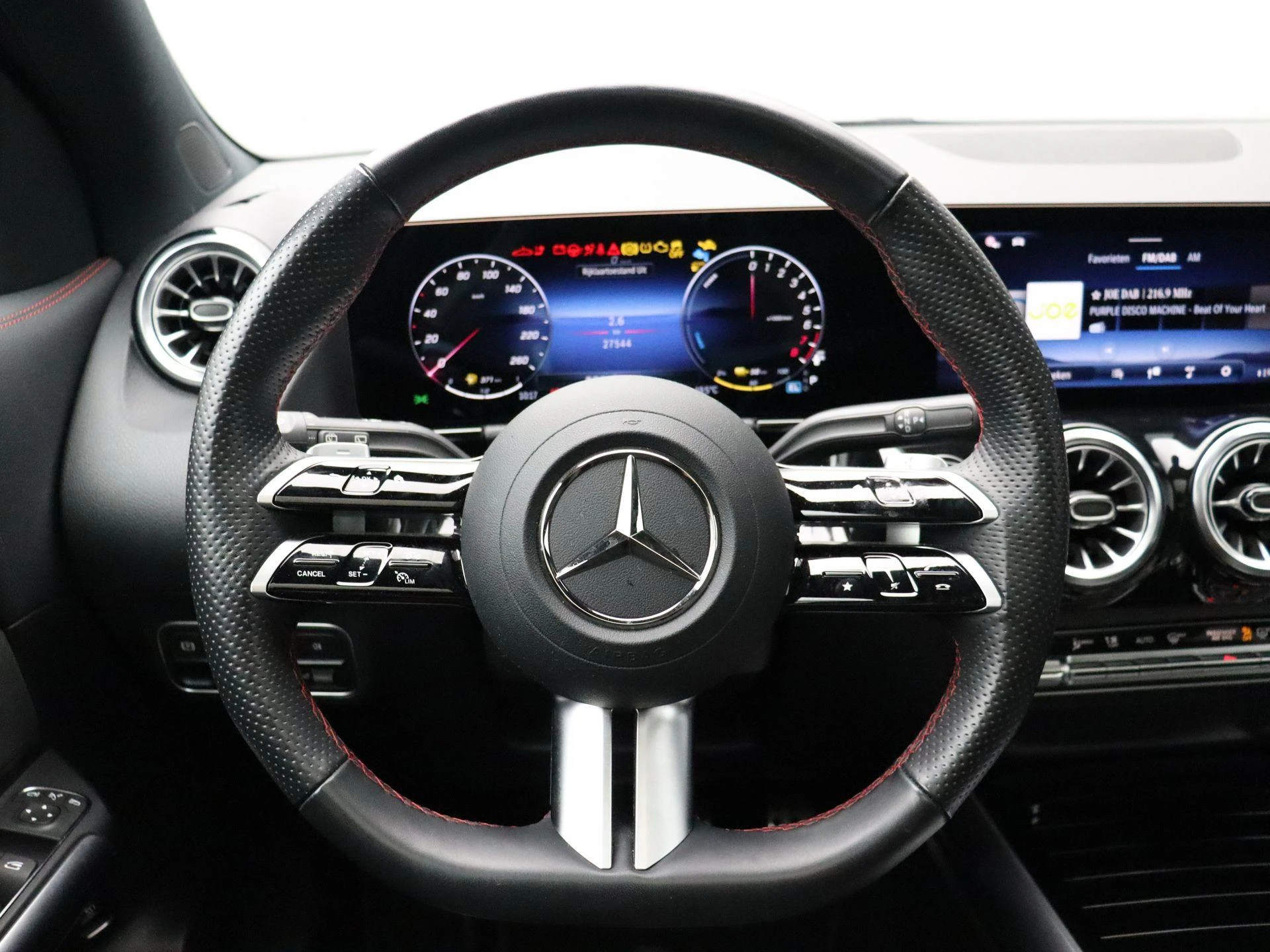 Mercedes-Benz-GLA-image-18