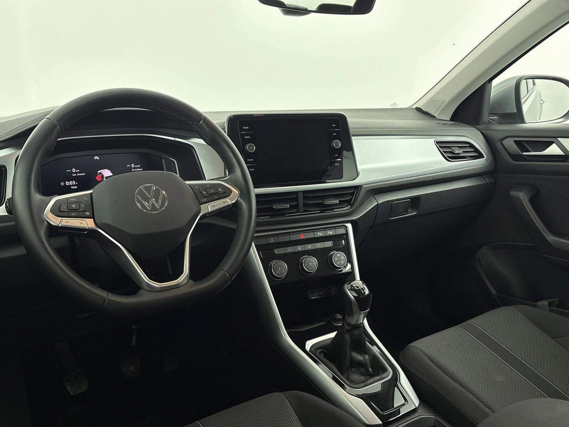 Volkswagen-T-Roc-image-17