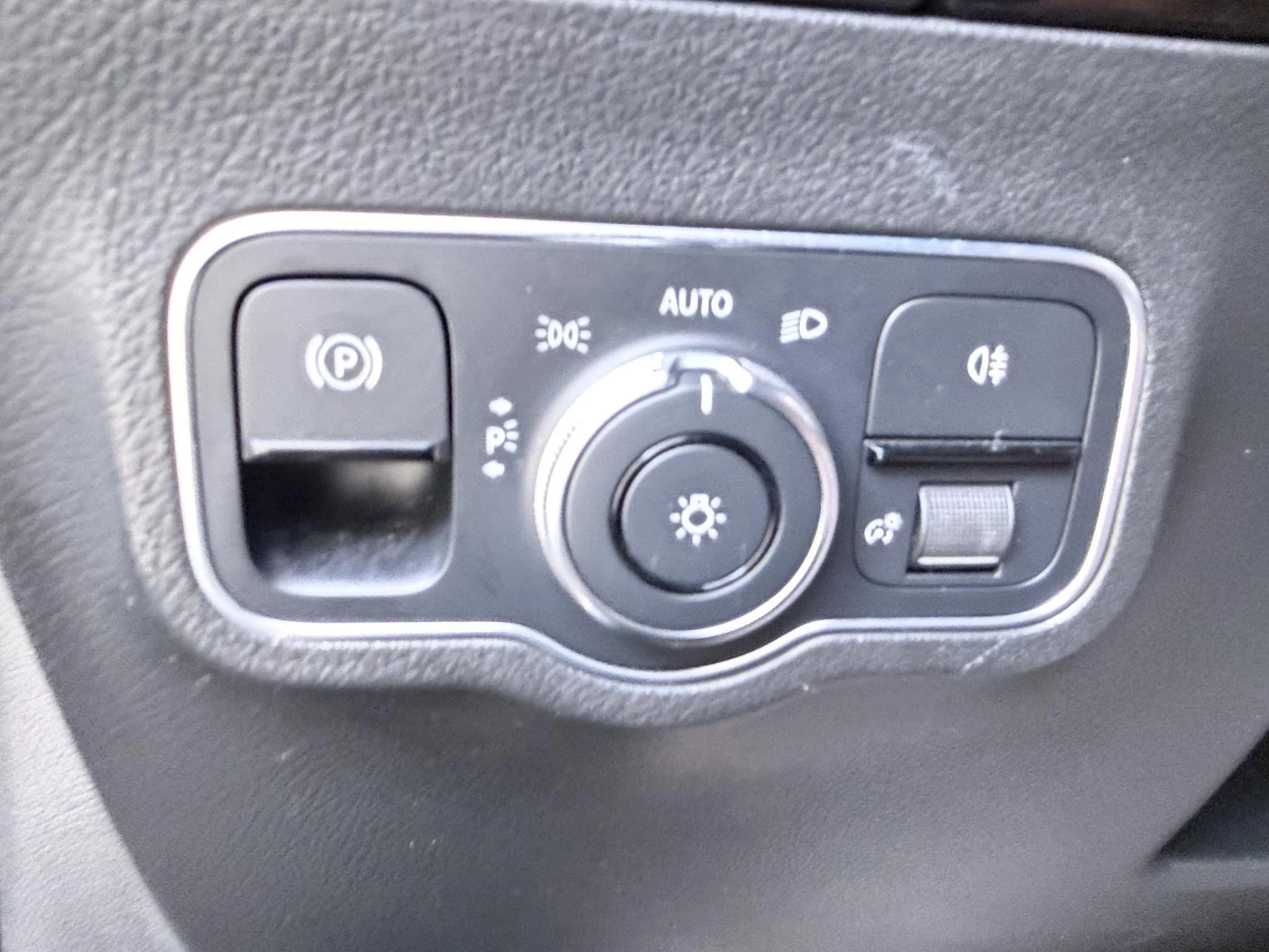 Mercedes-Benz-GLA-image-23