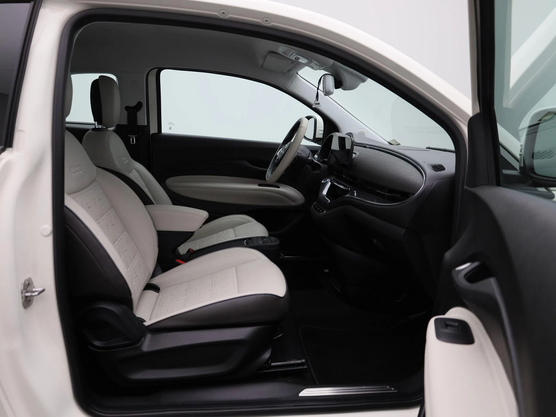 Fiat-500e-image-36
