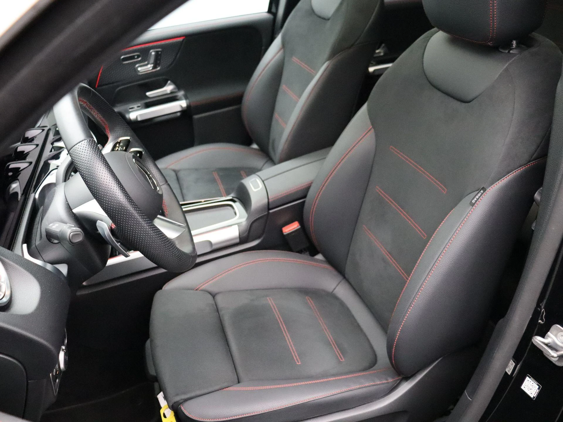 Mercedes-Benz-EQB-image-11