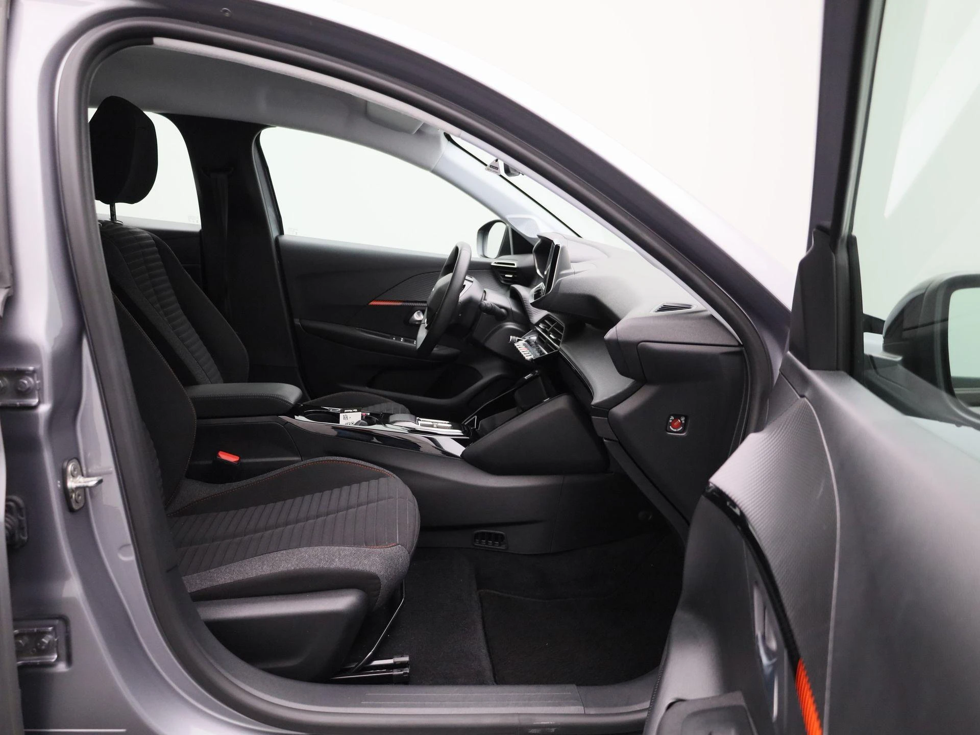 Peugeot-e-208-image-32