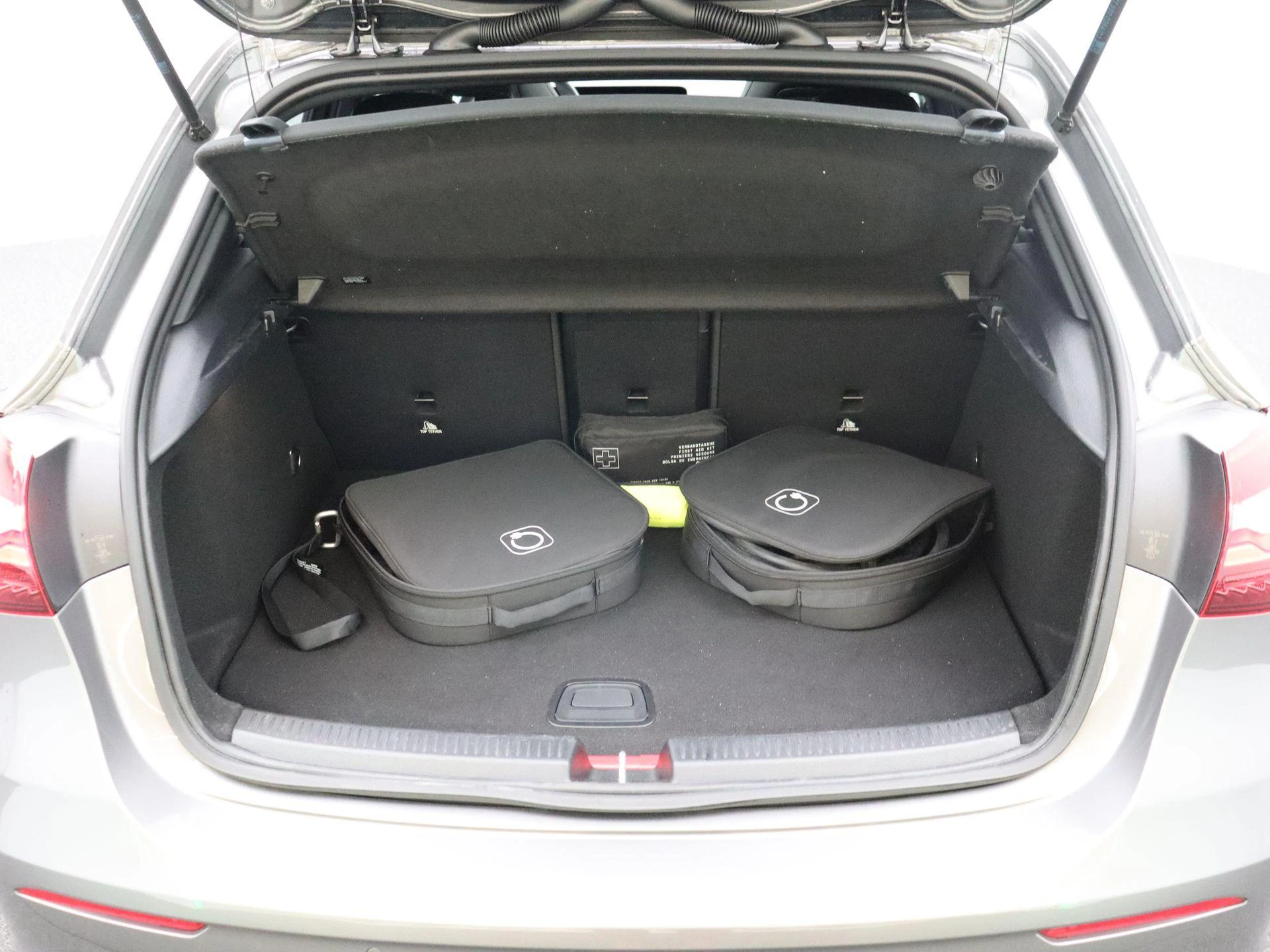 Mercedes-Benz Classe A 250 e AMG Line + MULTIBEAM LED + PANORAMISCH DAK + CARPLAY +