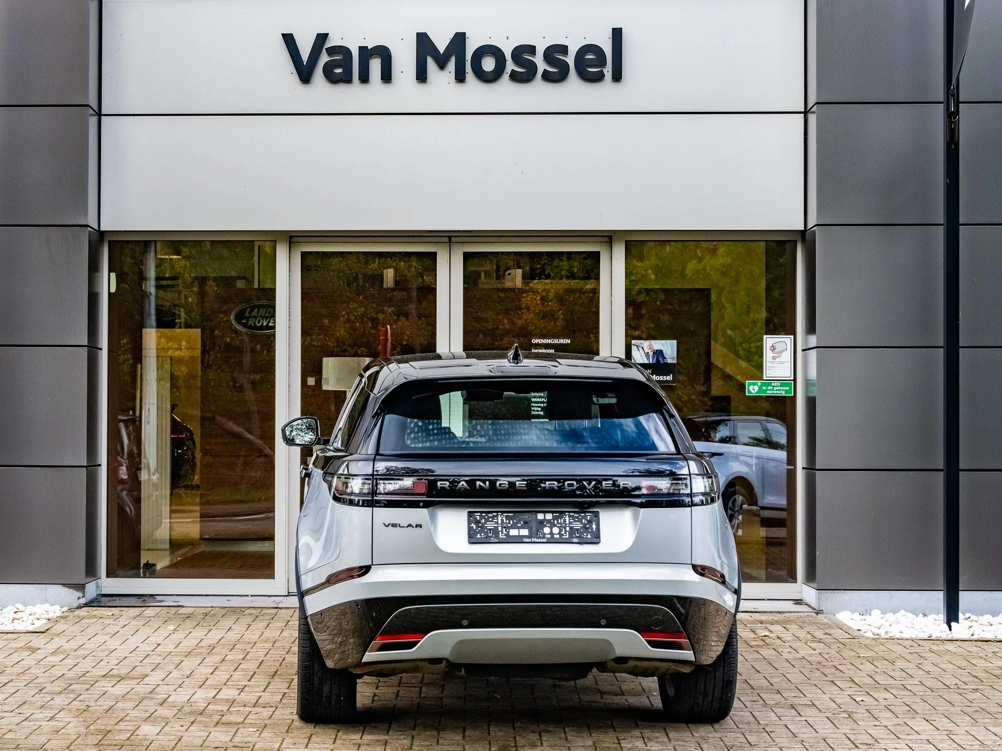 Land Rover-Range Rover Velar-image-4
