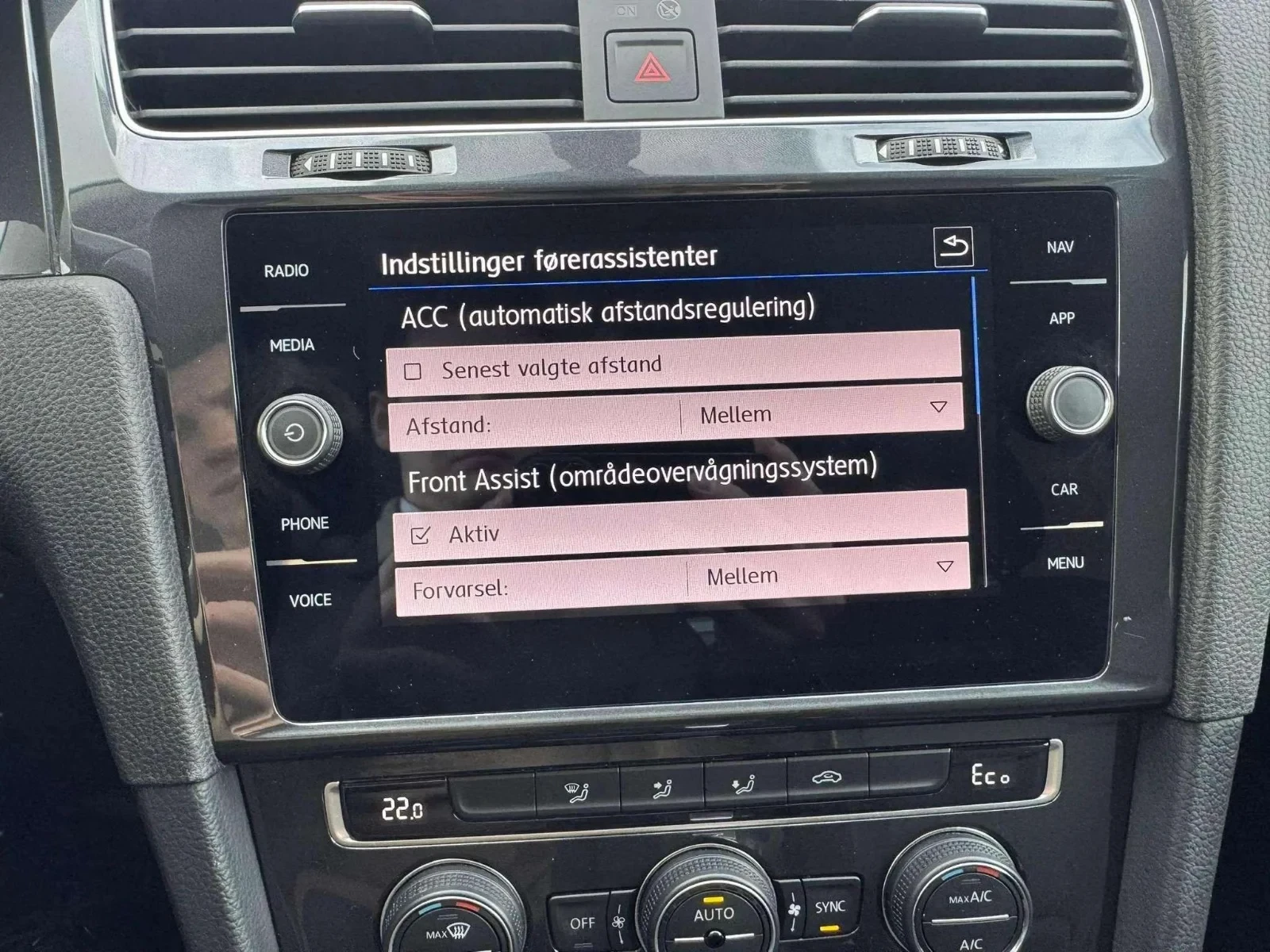 Volkswagen-e-Golf-image-13