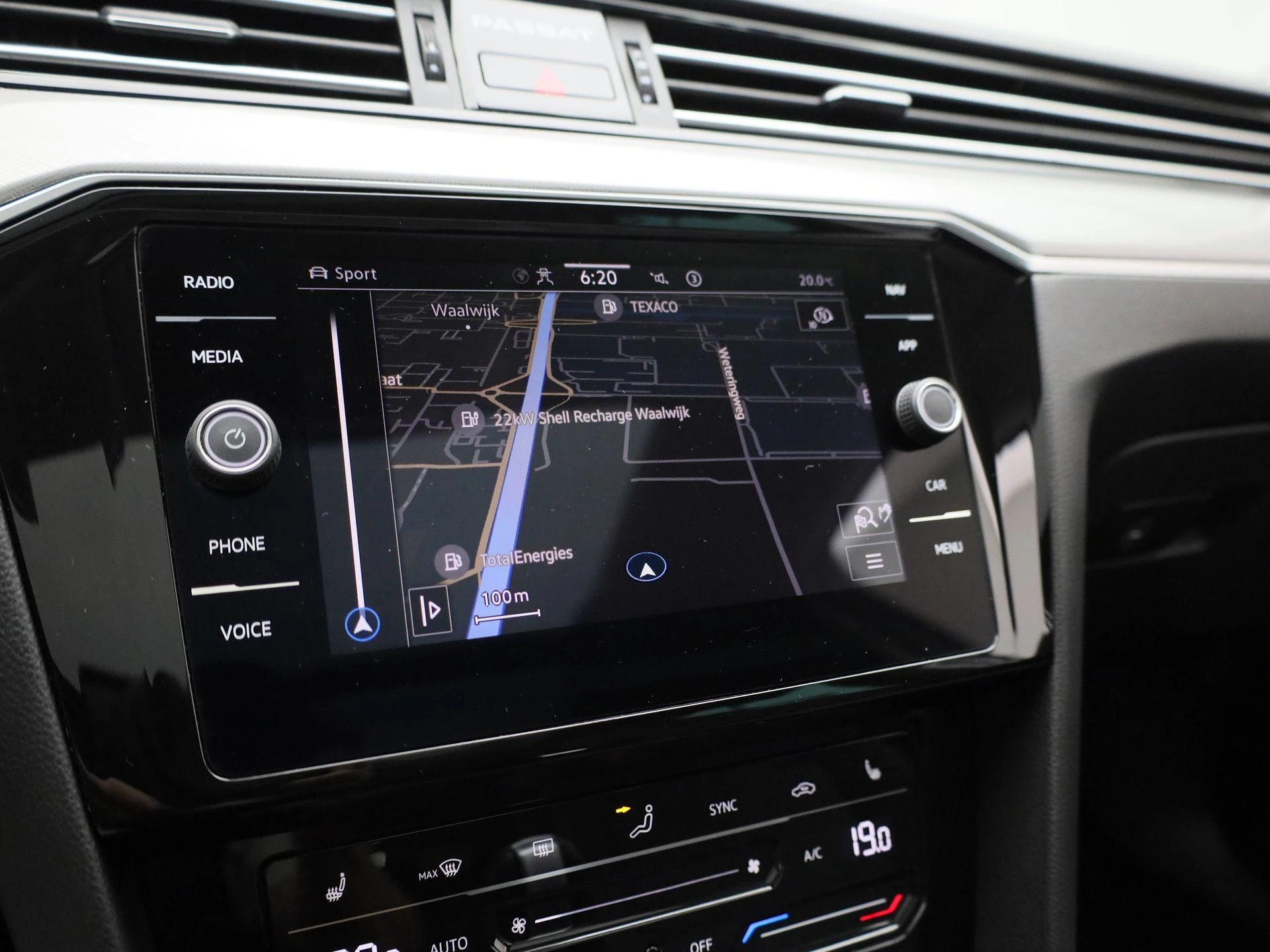Volkswagen-Passat-image-22