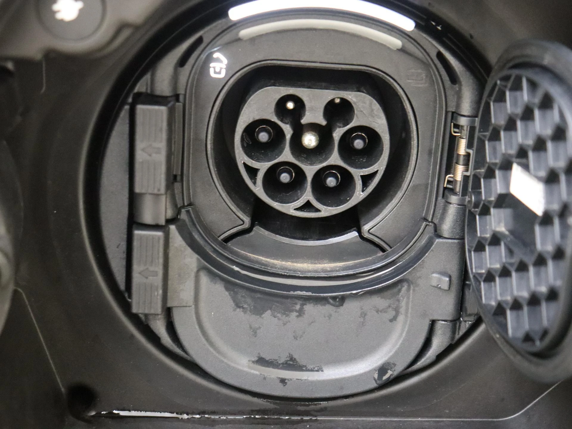 Mercedes-Benz-EQB-image-27