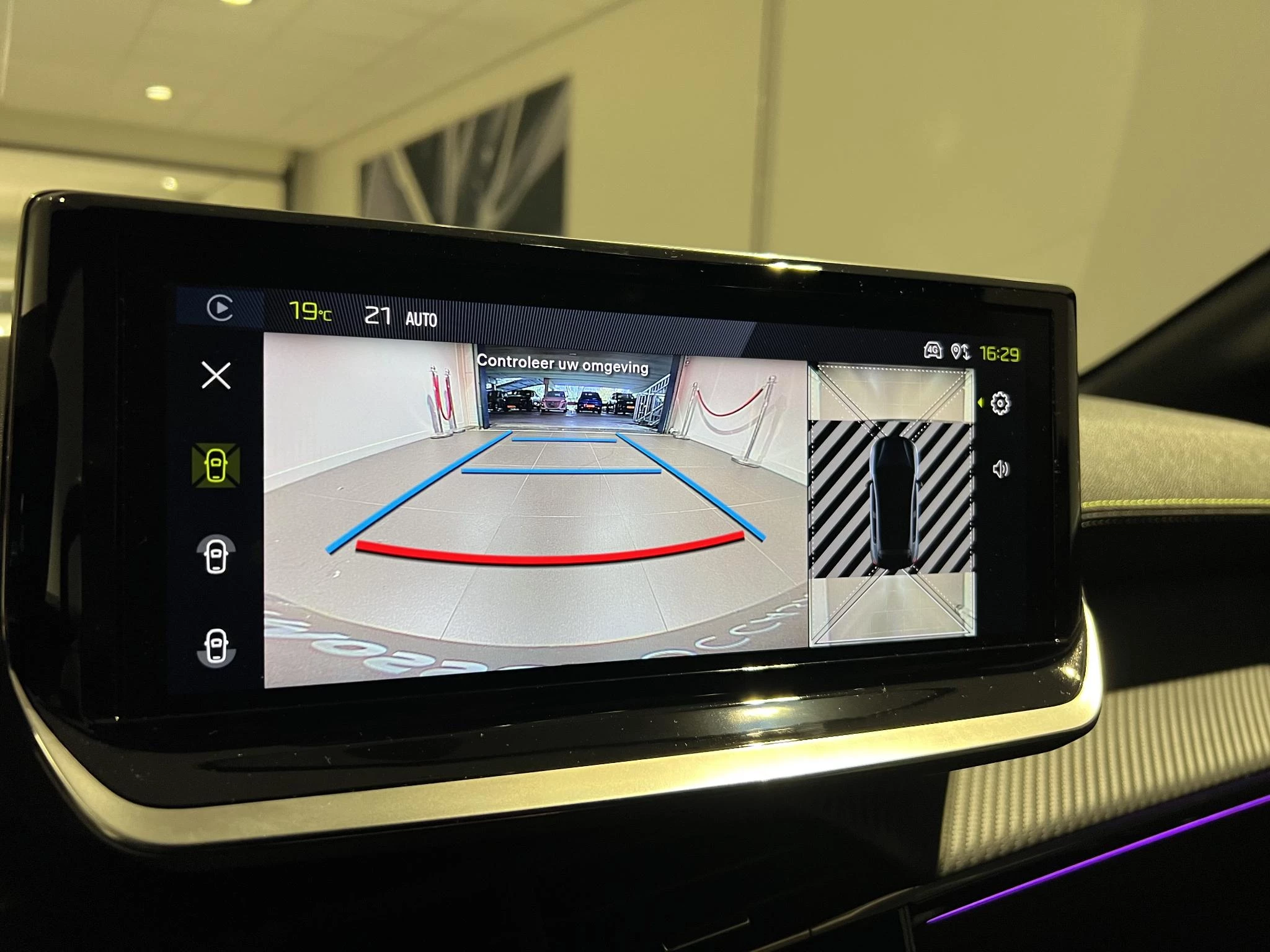 Peugeot-e-208-image-12