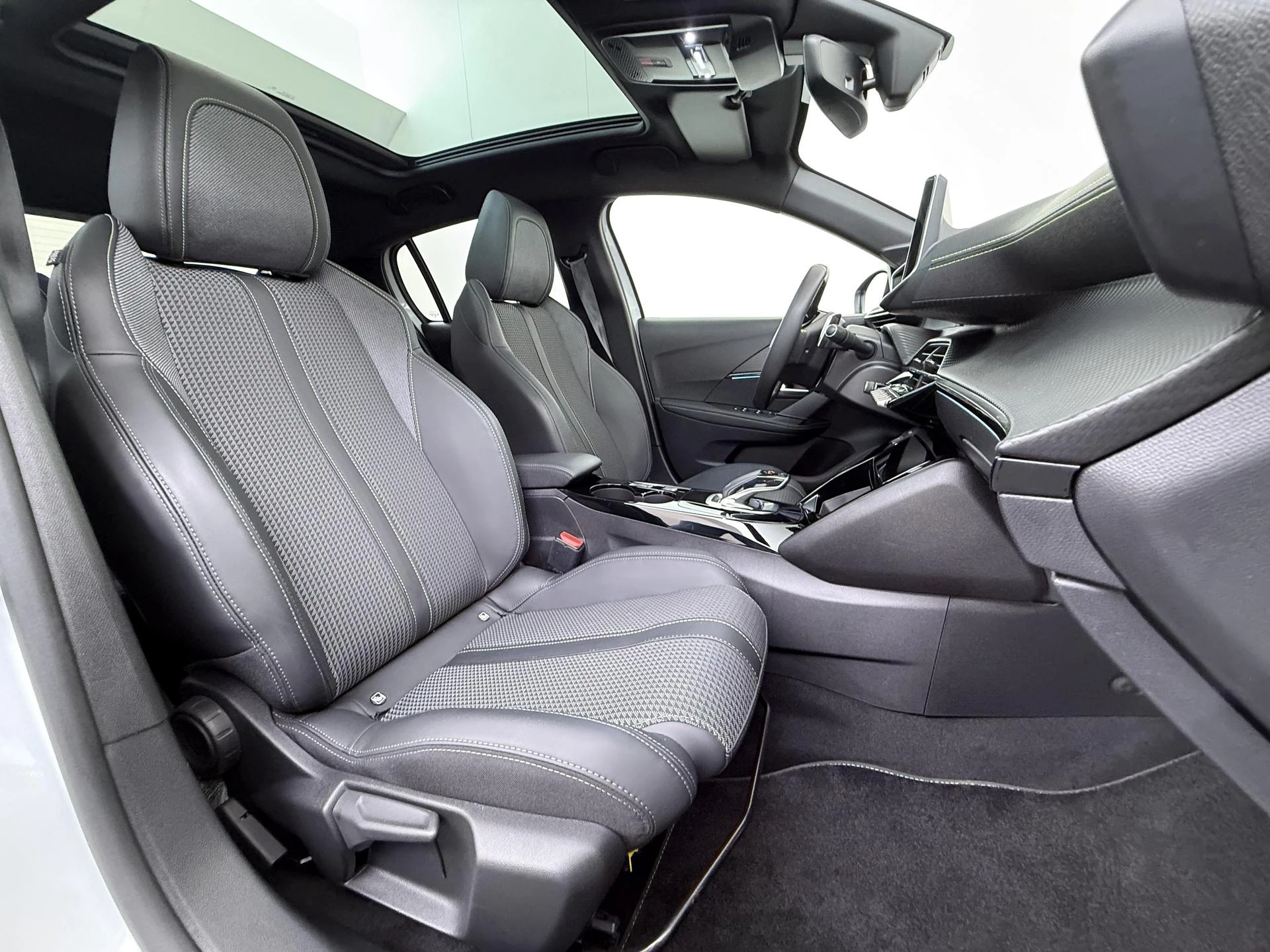 Peugeot-208-image-33