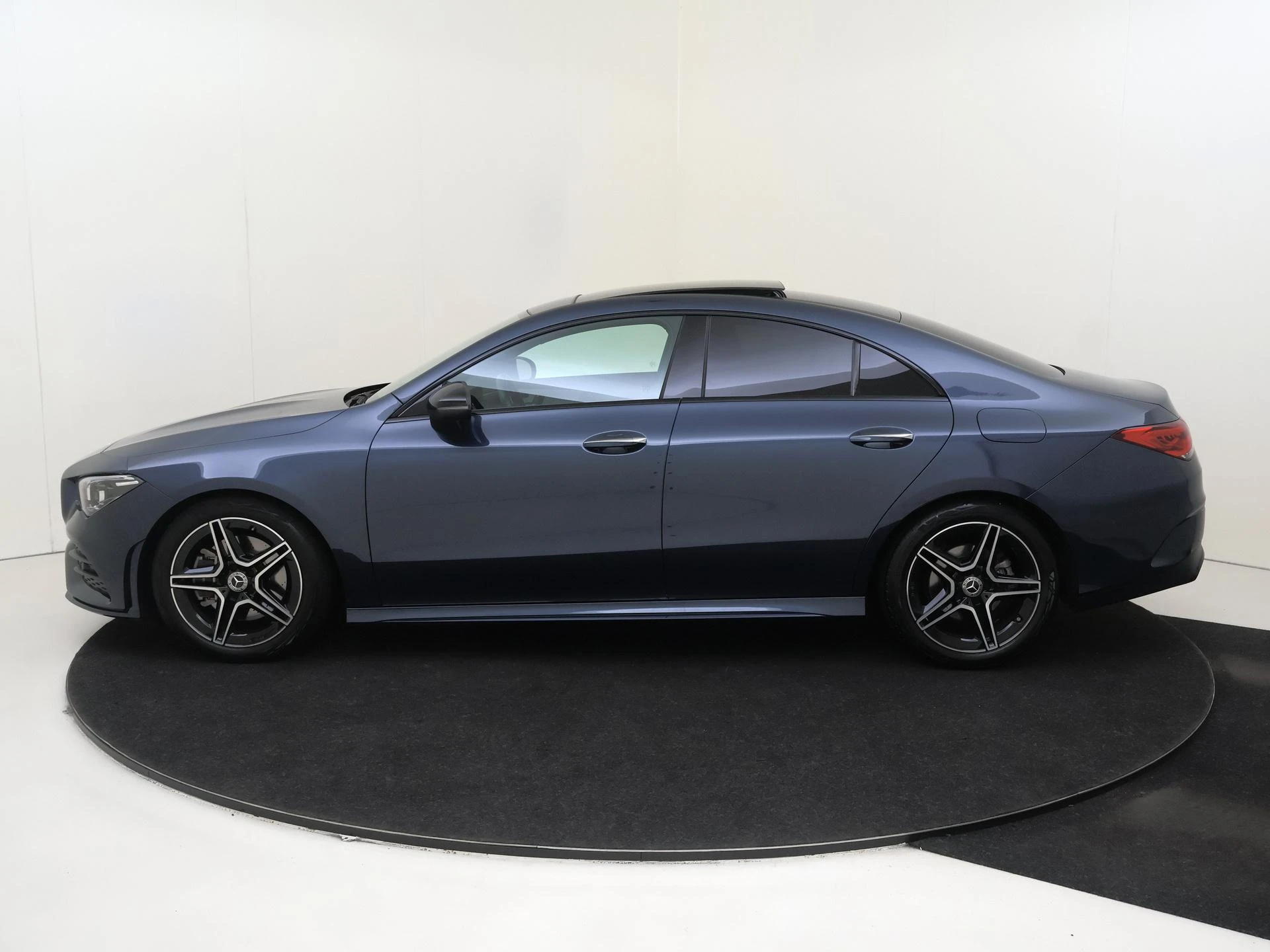 Mercedes-Benz-CLA-image-9