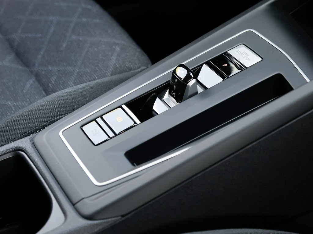 Volkswagen-Golf-image-8