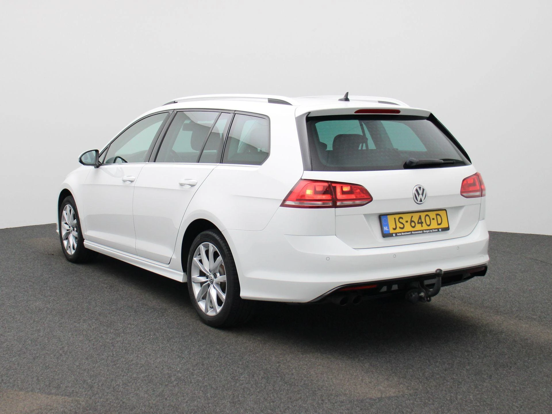 Volkswagen-Golf-image-1