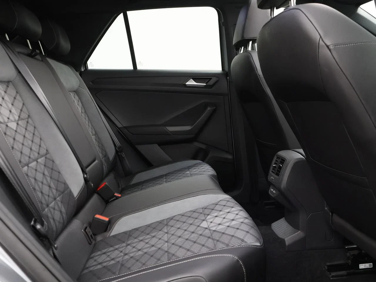 Volkswagen-T-Roc-image-18