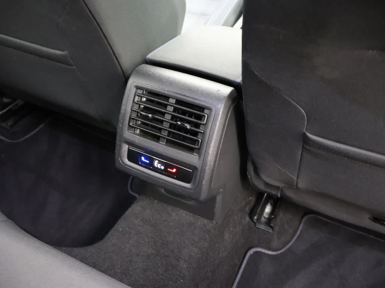 Volkswagen-Golf-image-12