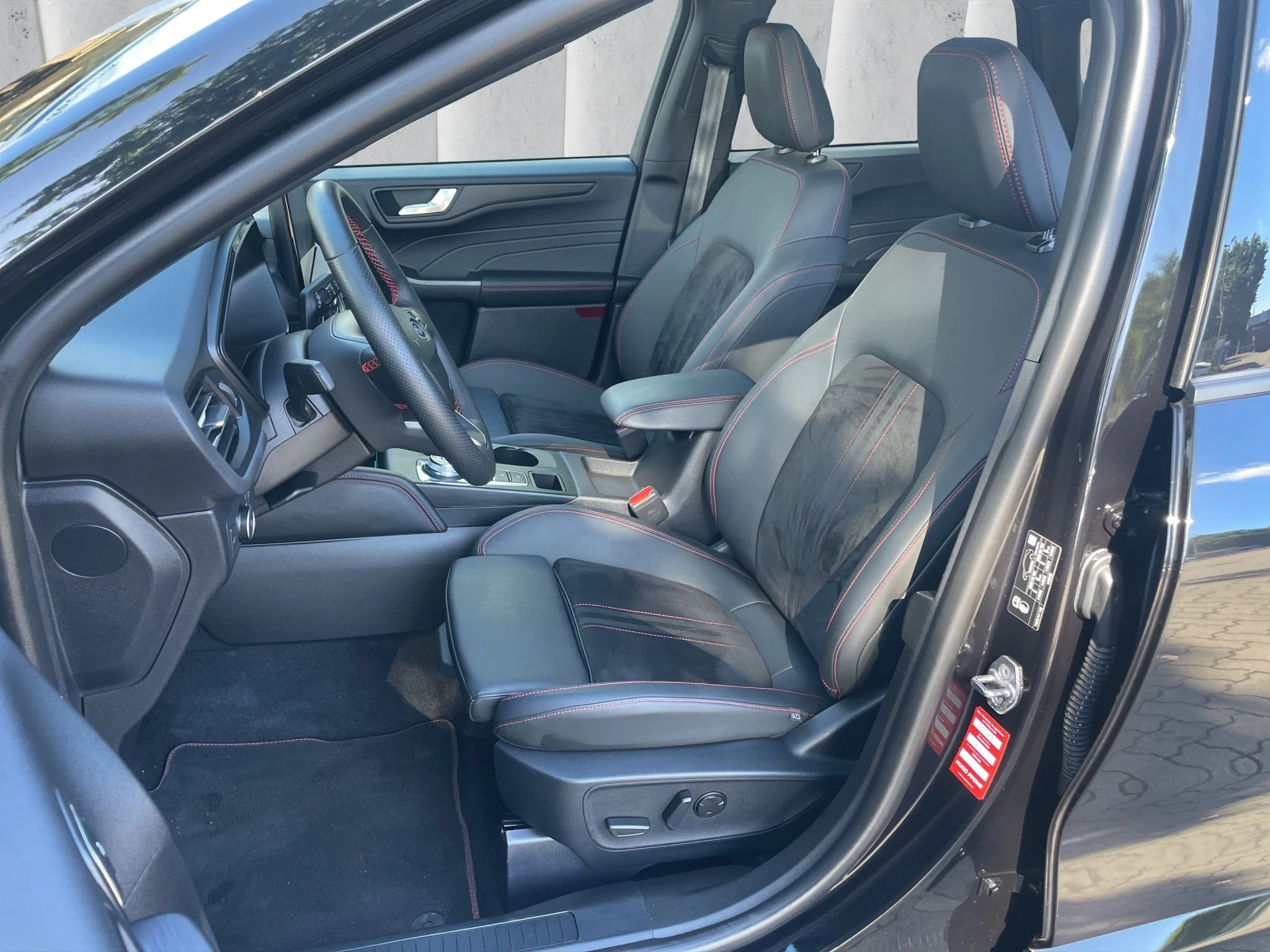Ford Kuga ST-Line X Aut.*PANO*AHK*360GRAD*LED-MATRIX*NAVI*GRA*WINTER-PKT.