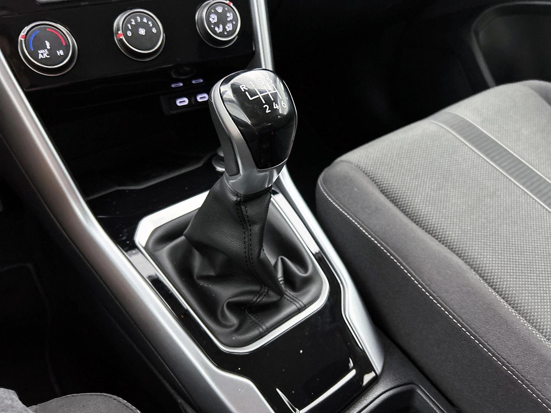 Volkswagen-T-Roc-image-27