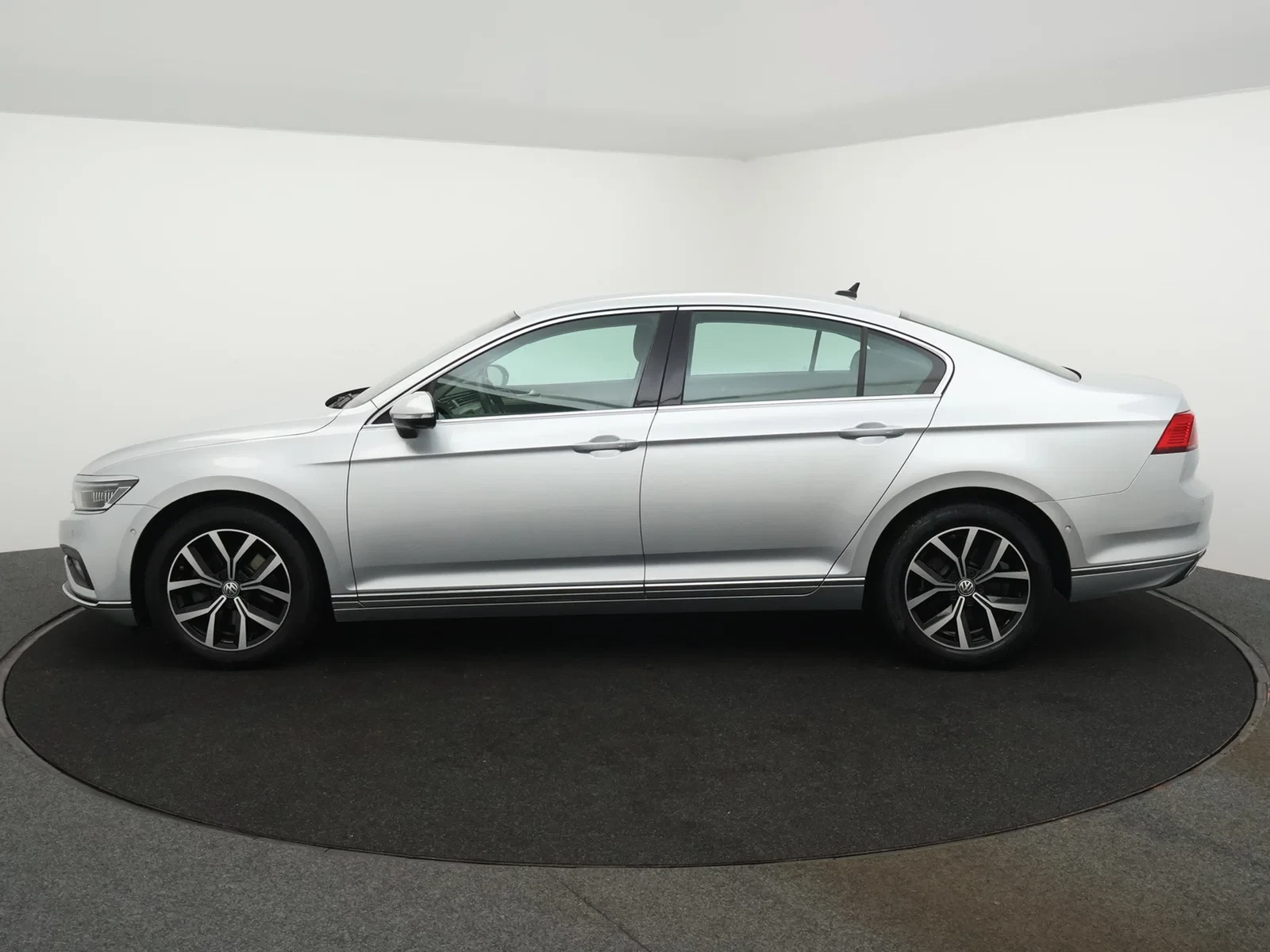 Volkswagen-Passat-image-26