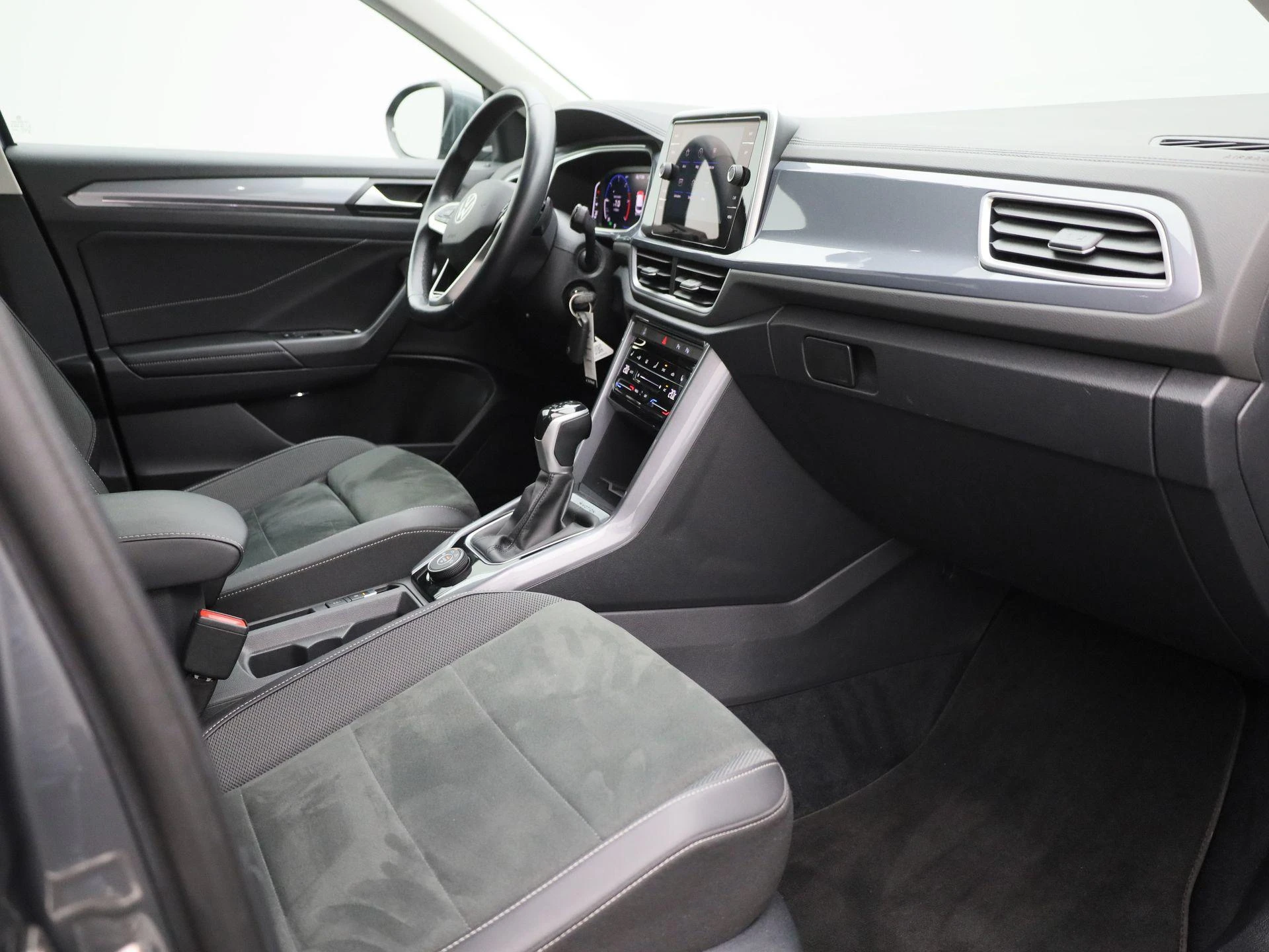 Volkswagen-T-Roc-image-37