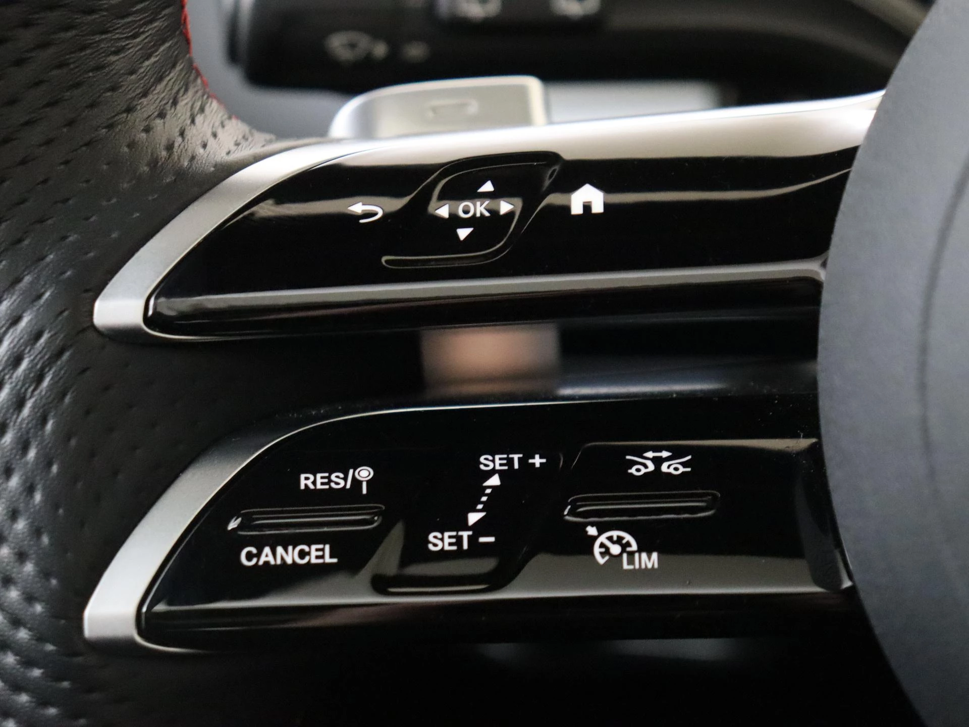 Mercedes-Benz-GLA-image-12