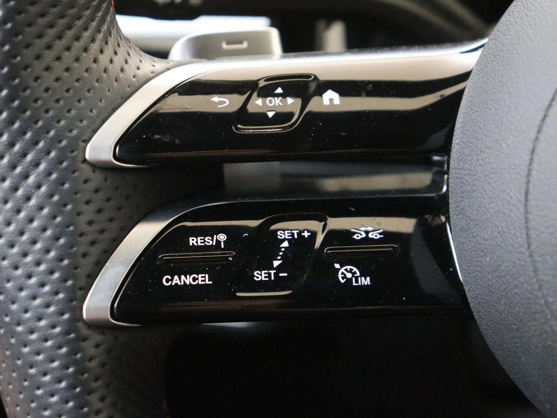 Mercedes-Benz-GLA-image-12