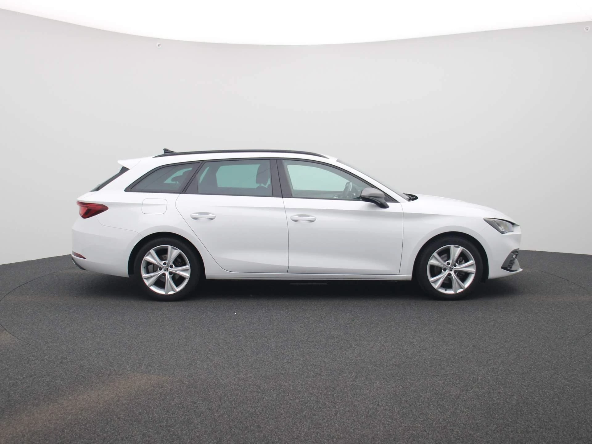 SEAT Leon Sportstourer 1.0 eTSI FR Business 110 PK