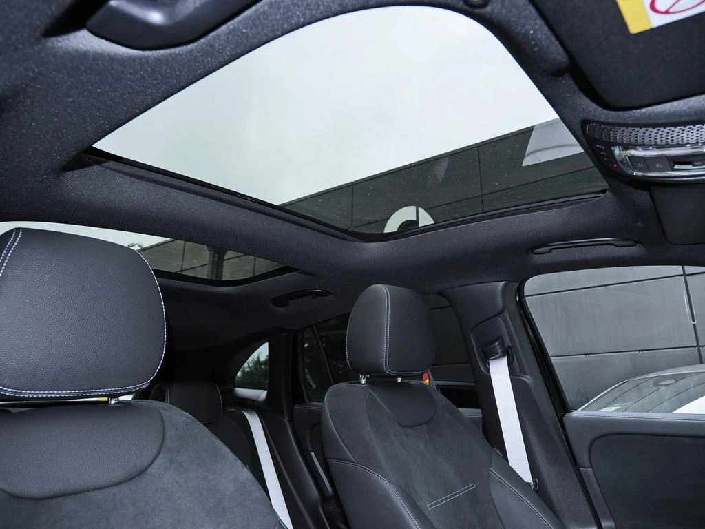 Mercedes-Benz-GLA 200 d-image-14