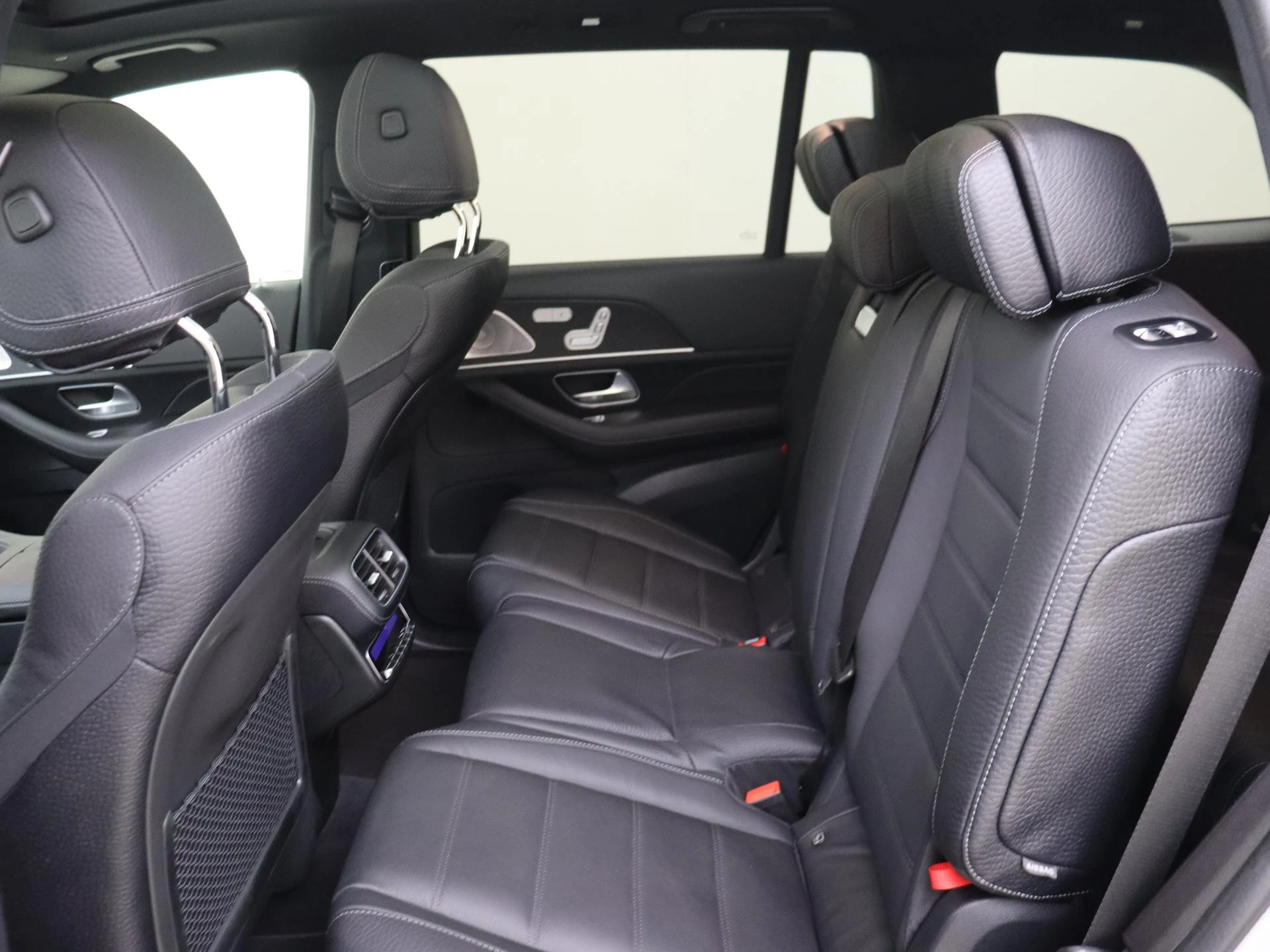 Mercedes-Benz-GLS-image-13