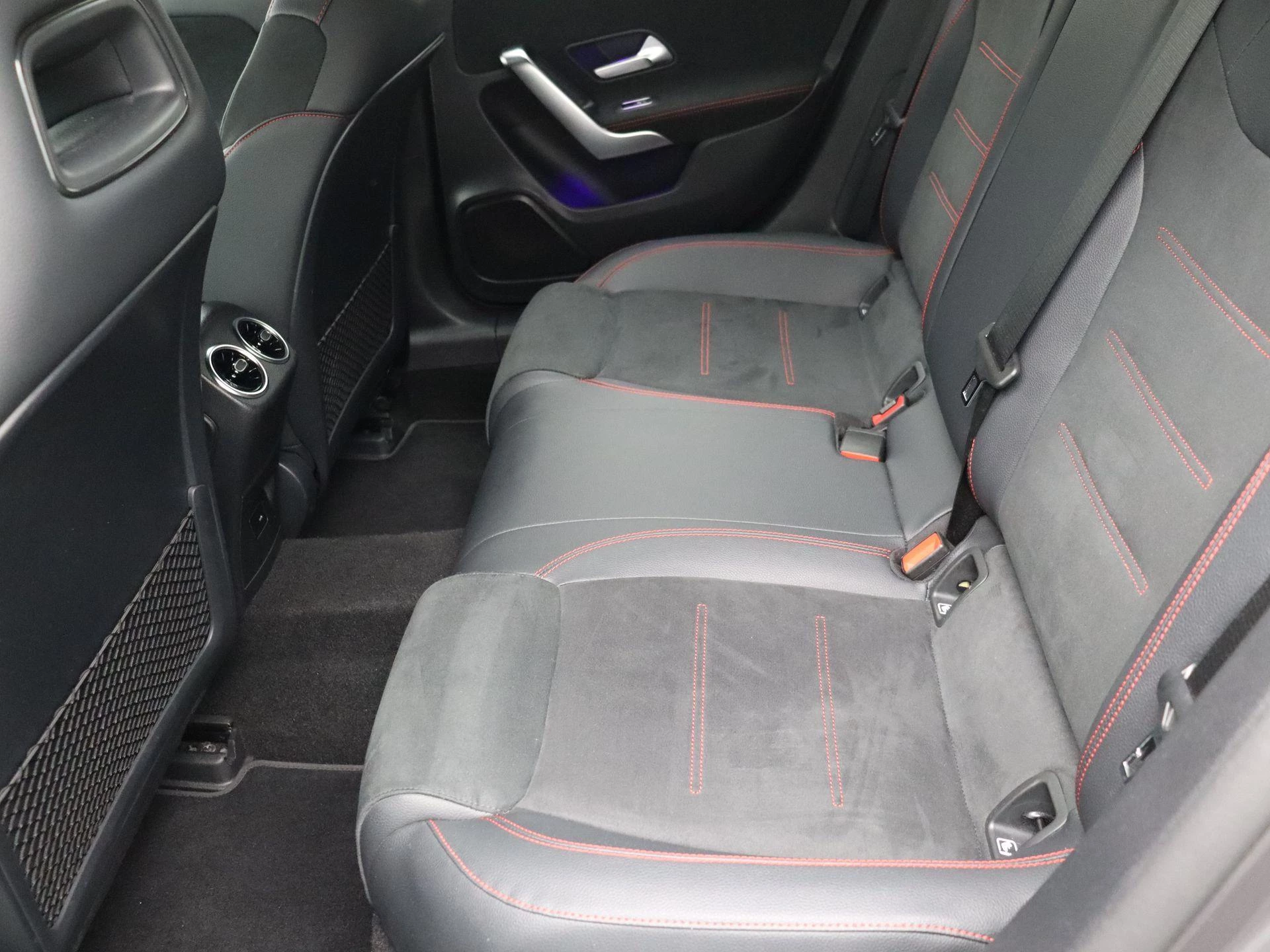 Mercedes-Benz A-Klasse 180 + AMG LINE + LED + CAMERA +