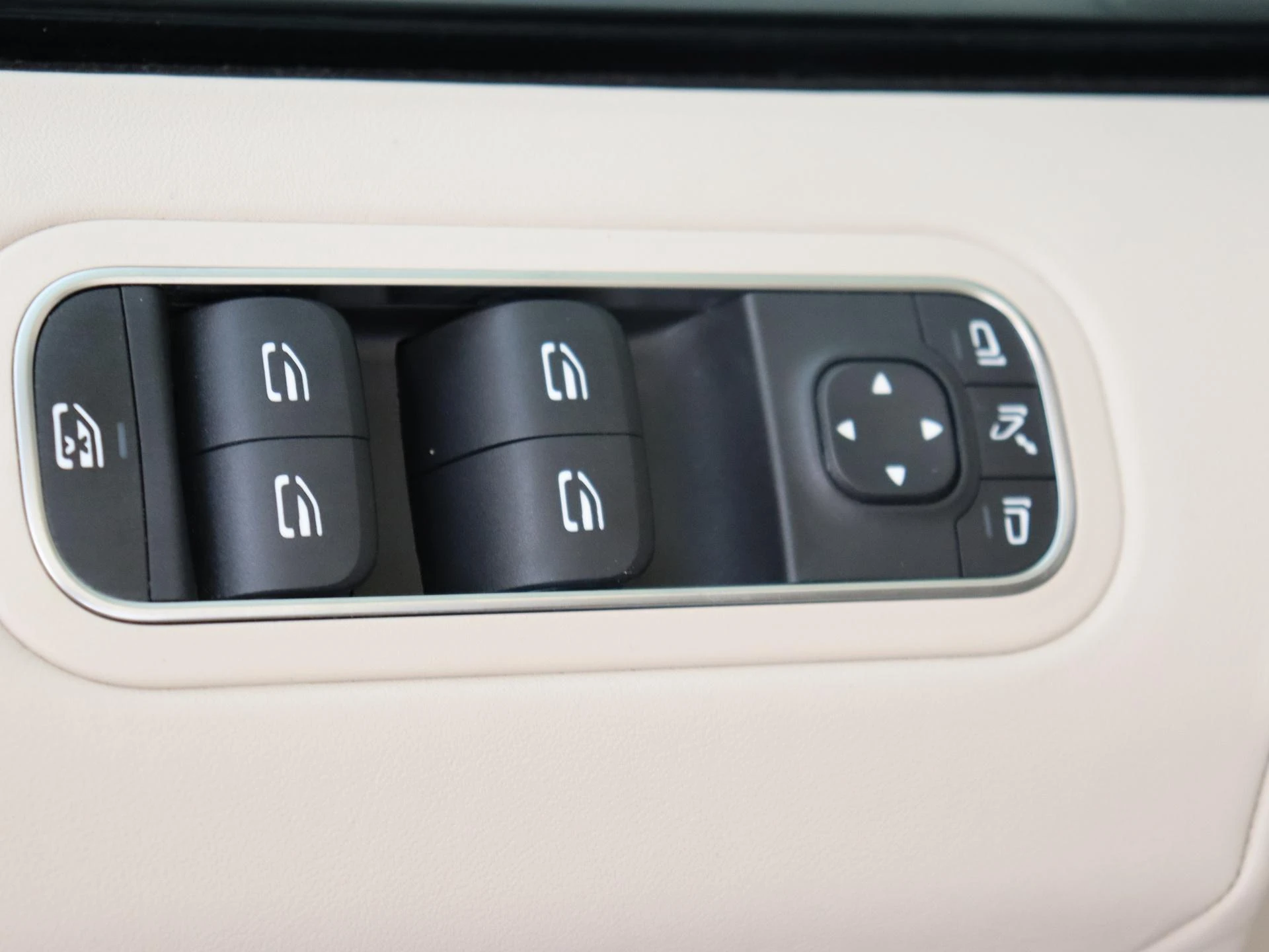 Mercedes-Benz-G-Klasse-image-26