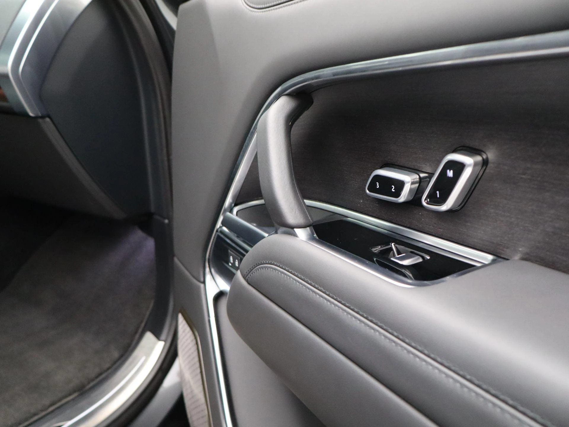 Land Rover-Range Rover-image-35