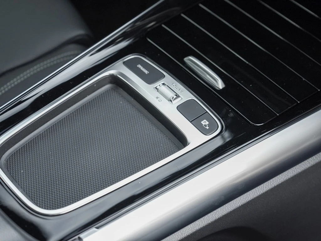 Mercedes-Benz-GLA-image-8