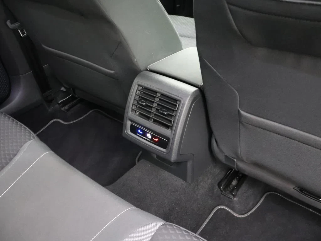 Volkswagen-Golf-image-13