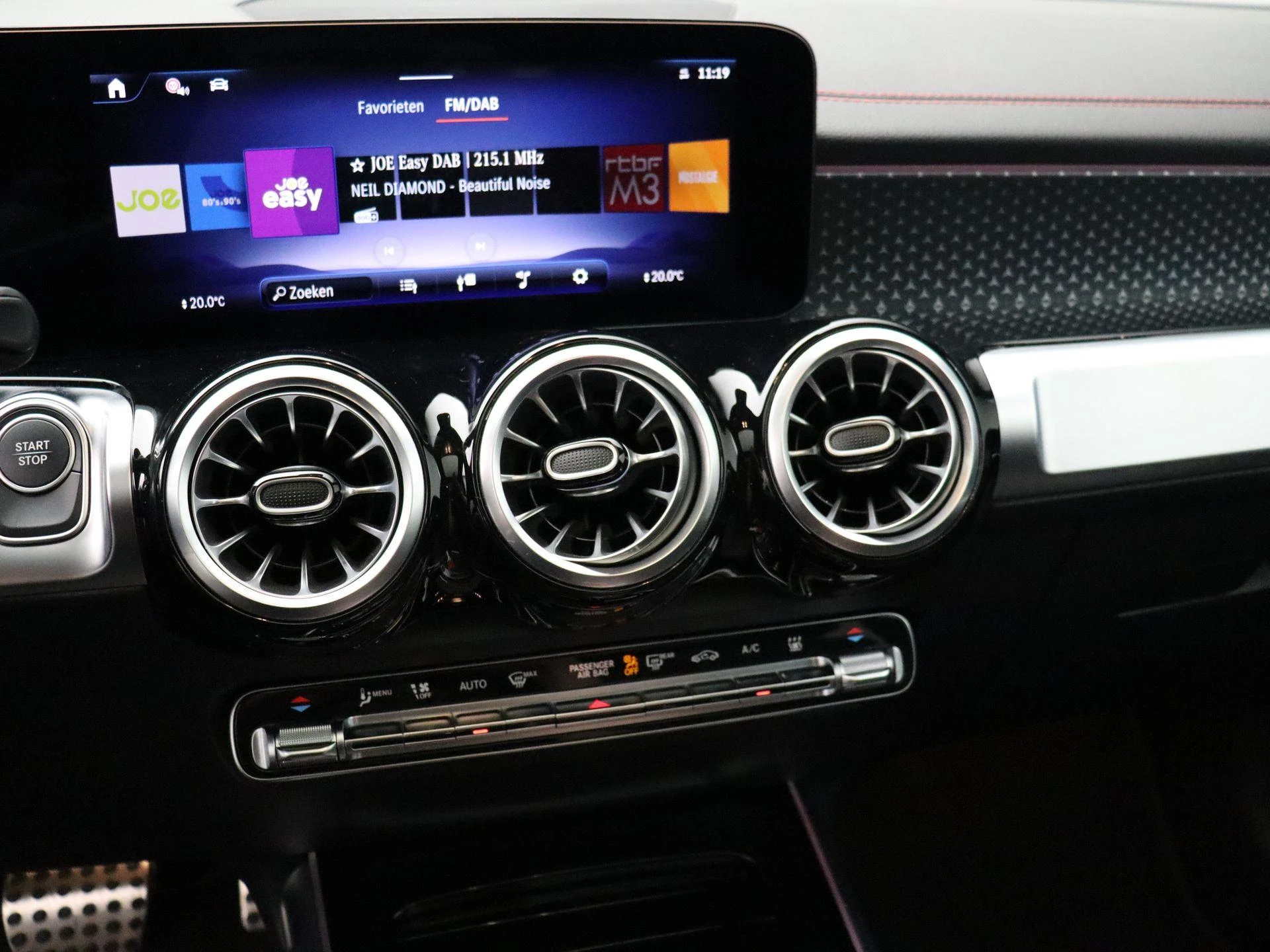 Mercedes-Benz-EQB-image-15
