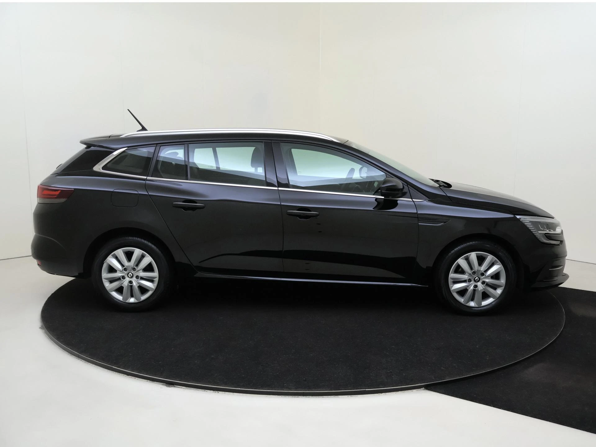 Renault-Mégane Estate-image-8