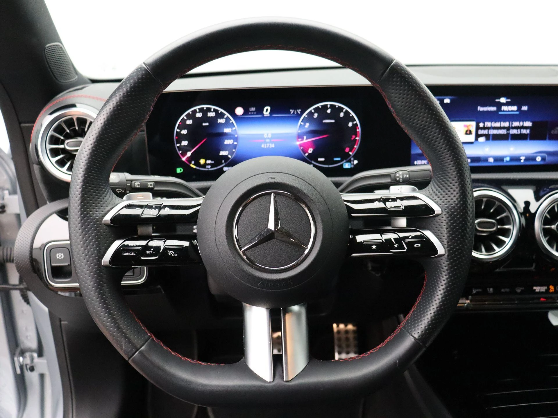 Mercedes-Benz-CLA-image-11