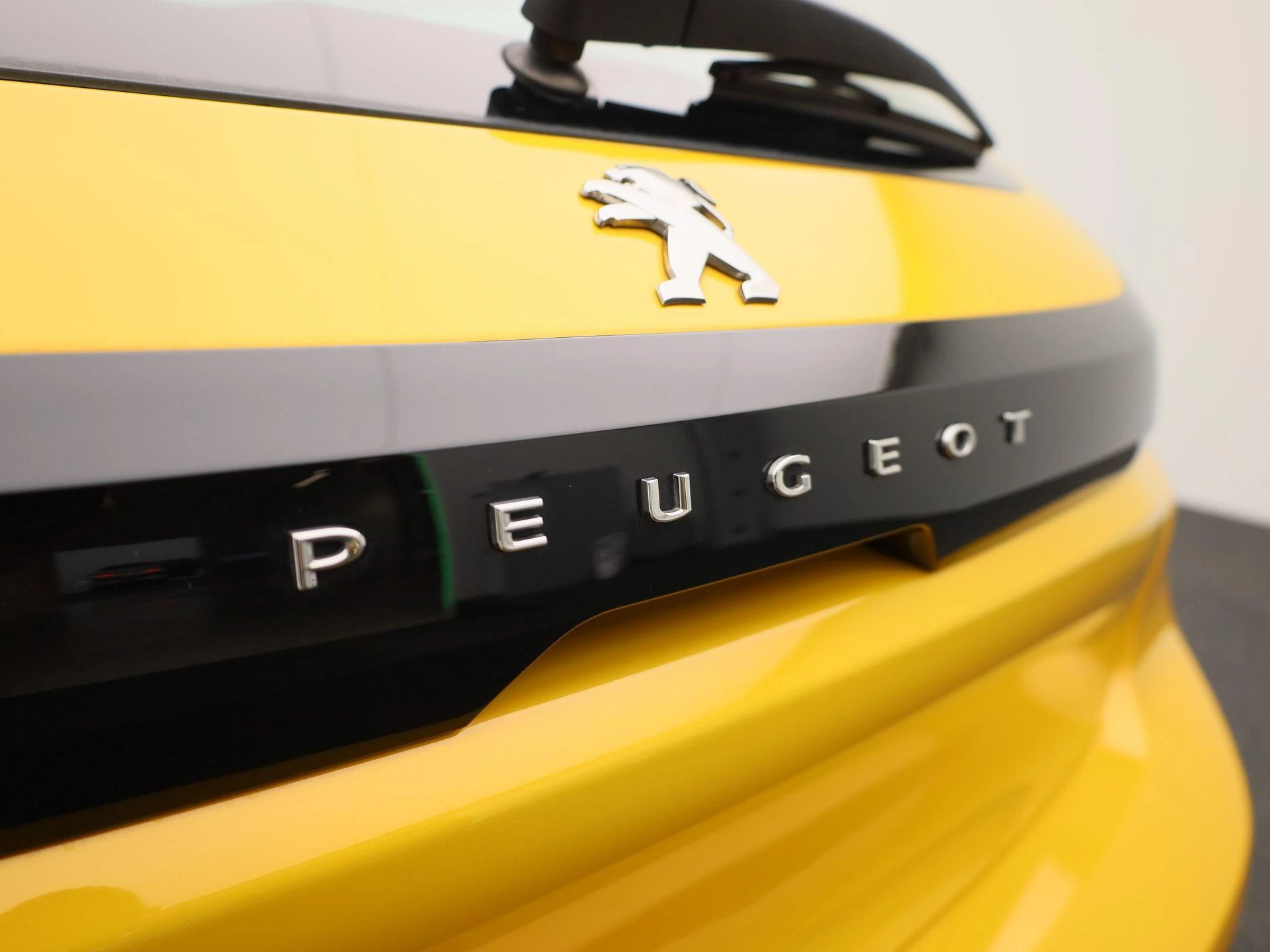 Peugeot-e-208-image-32