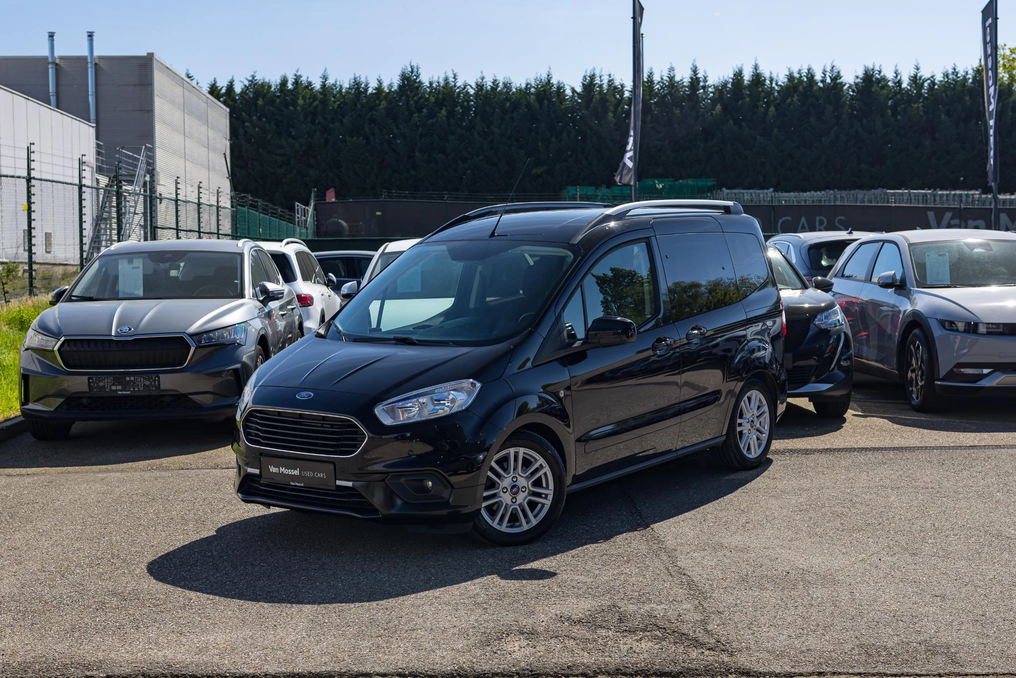 Ford-Tourneo-image-0