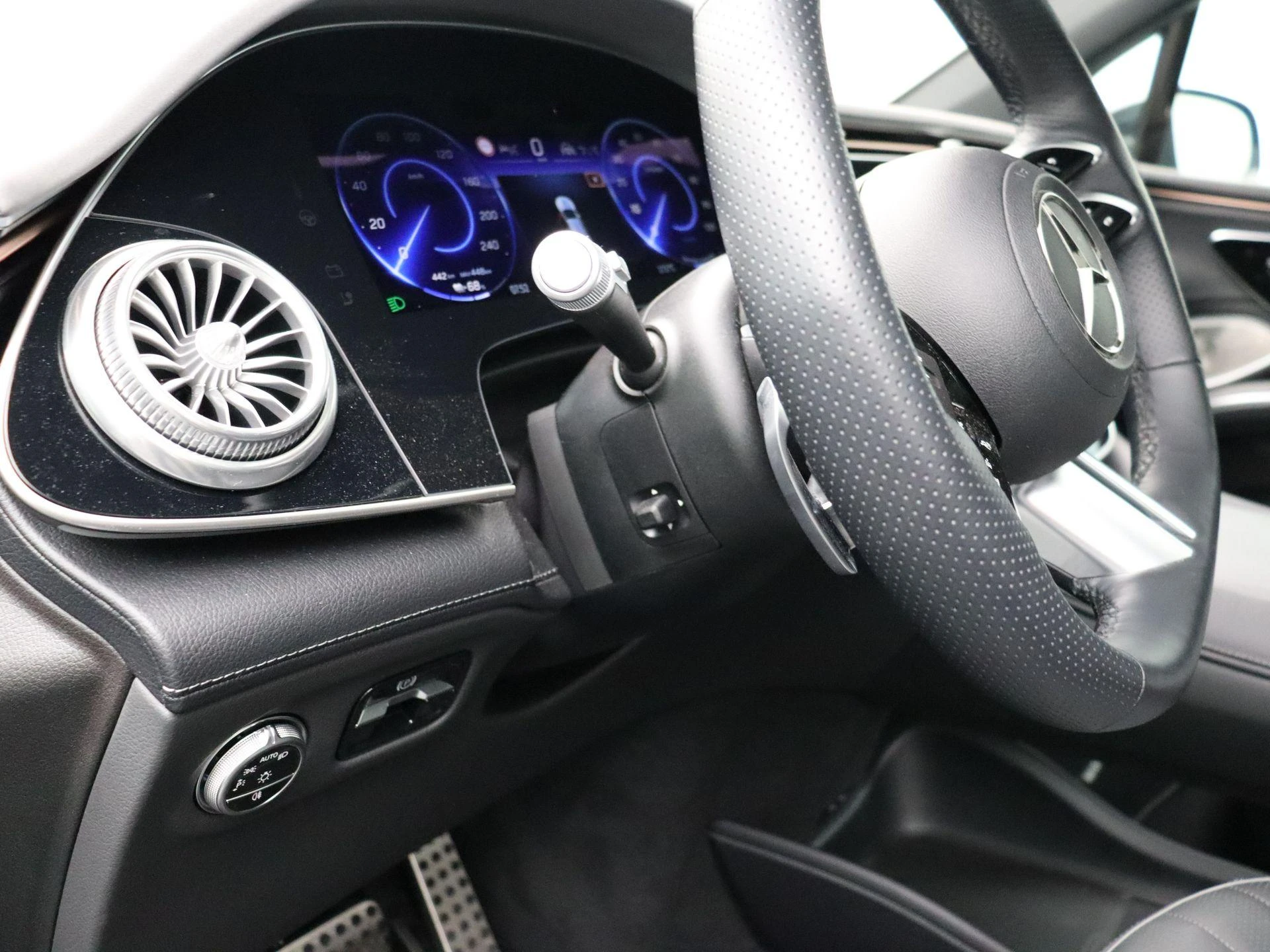 Mercedes-Benz-EQS-image-11