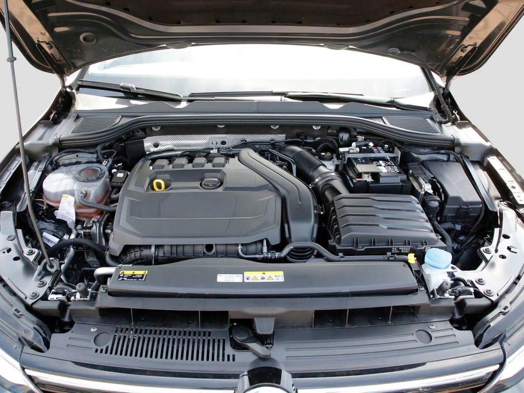 Volkswagen Golf VIII 1.5 eTSI Style 17" AppC.+VC ACC LED RFK+PDC SHZ