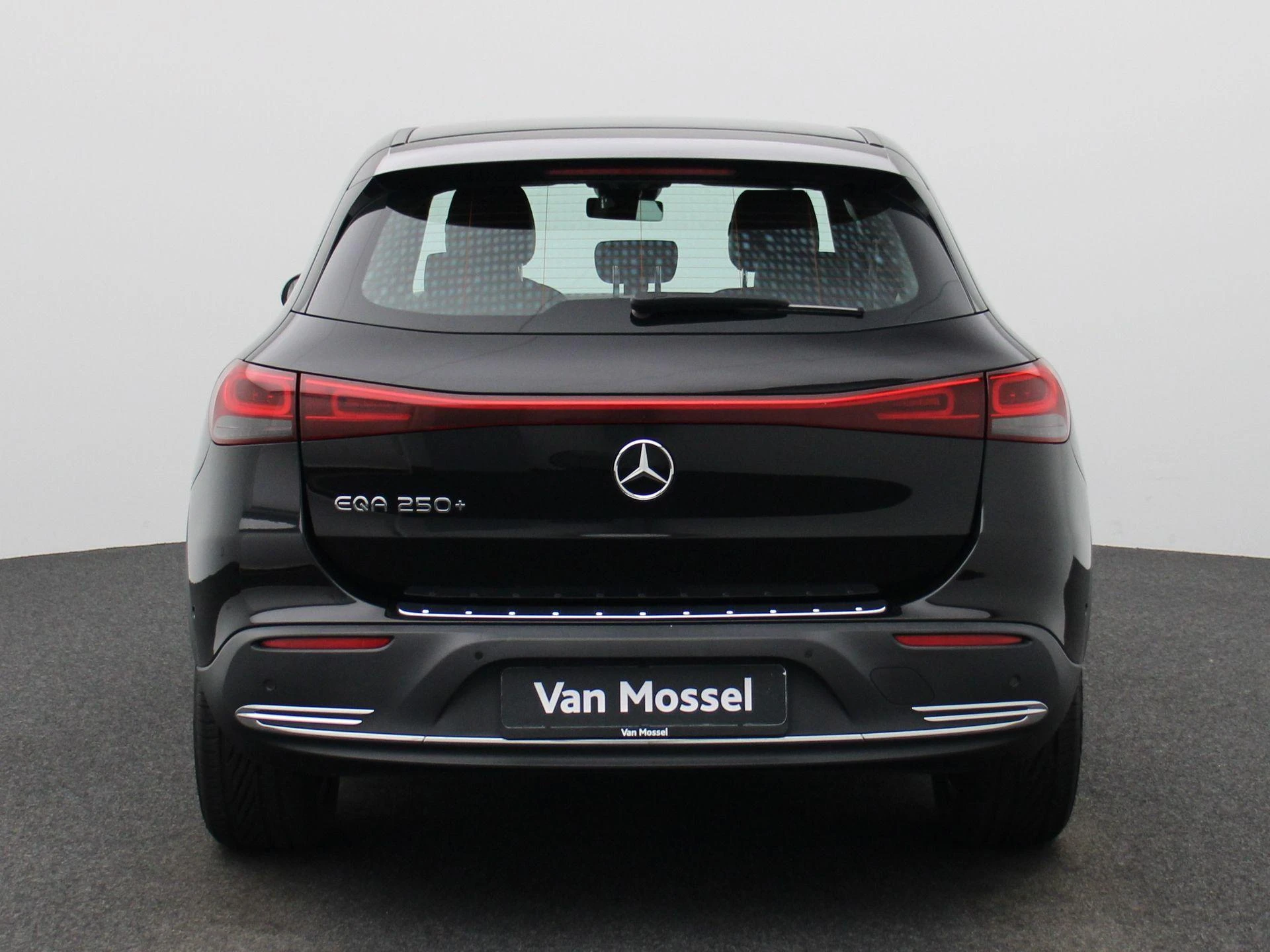 Mercedes-Benz-EQA-image-4