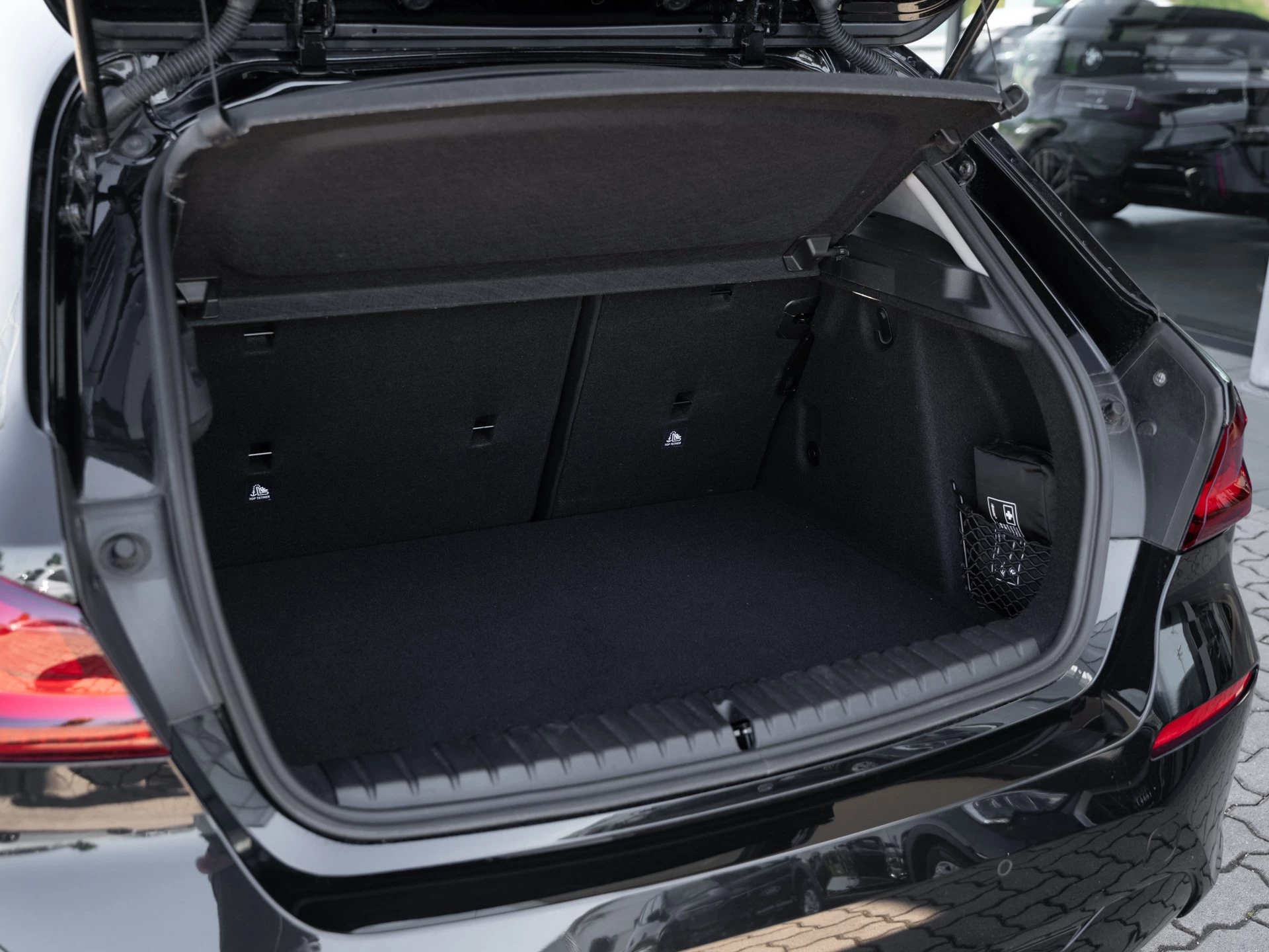 BMW 1er Reihe 118i Aut. Advantage. 17 Zoll. Driving Assist. Adaptiver LED Scheinwerfer