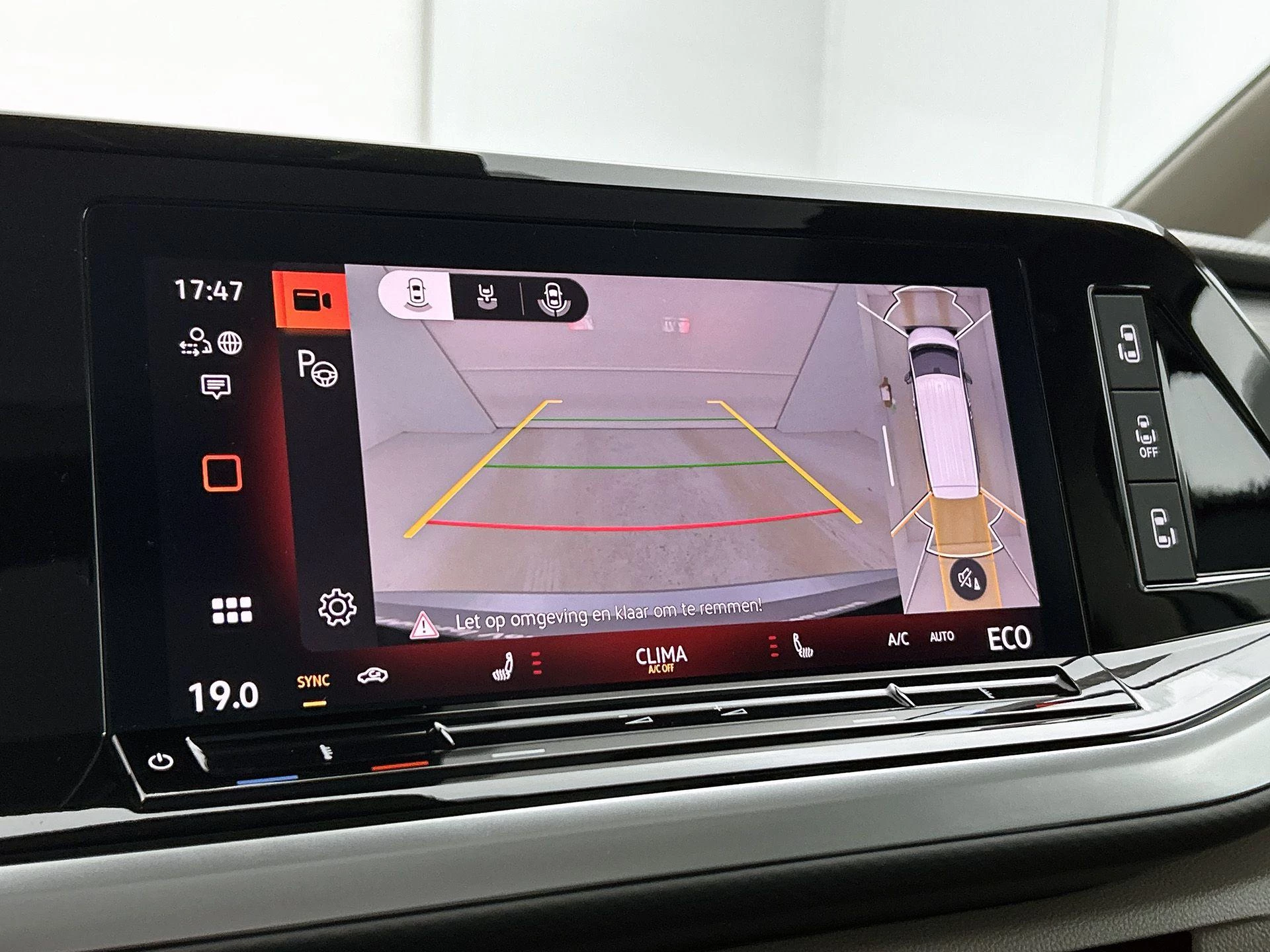 Volkswagen-Multivan-image-10