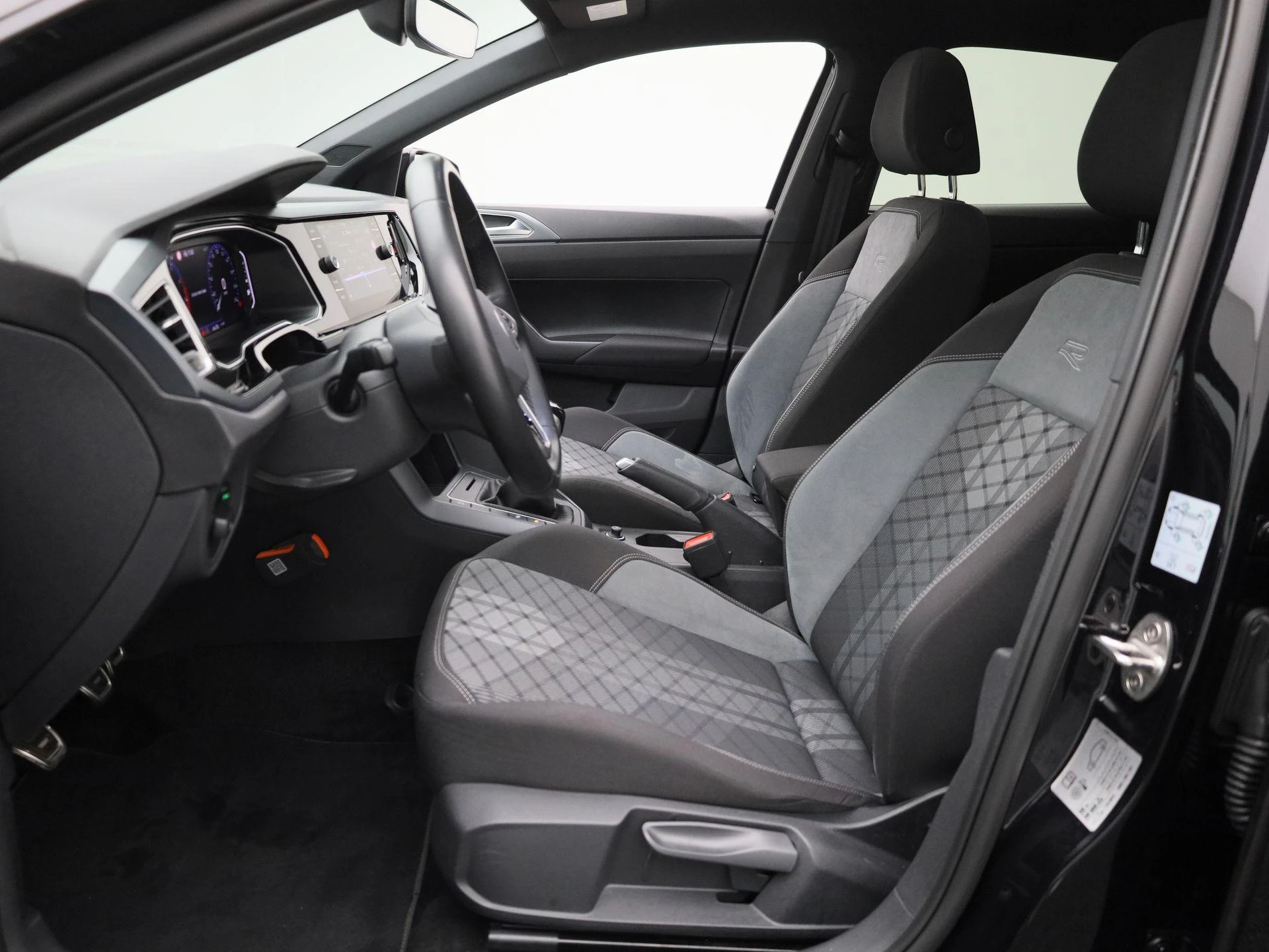 Volkswagen-Polo-image-9