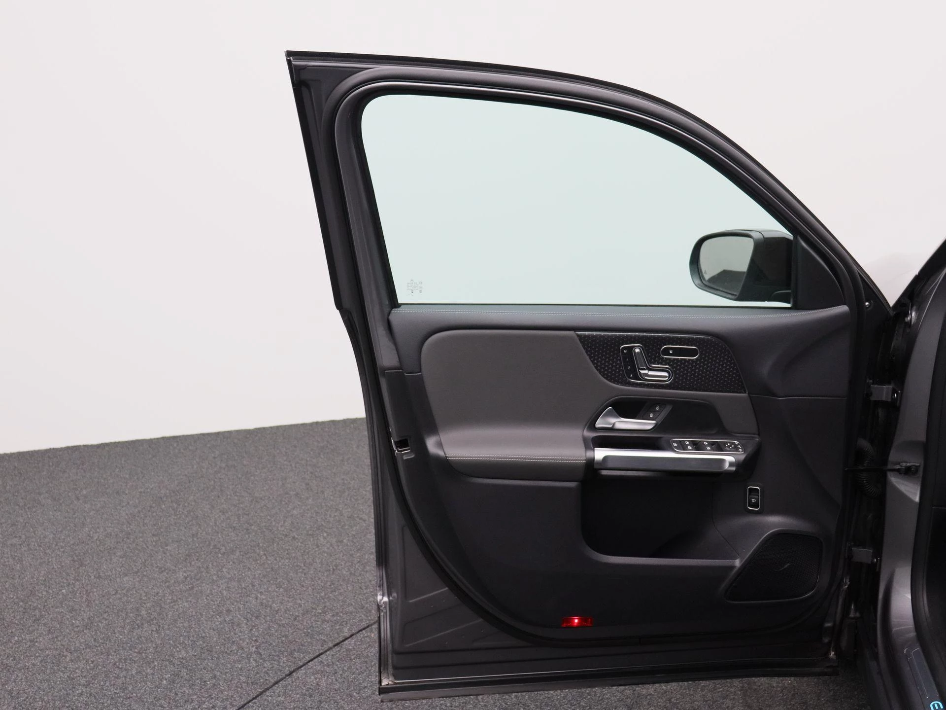 Mercedes-Benz-EQB-image-14