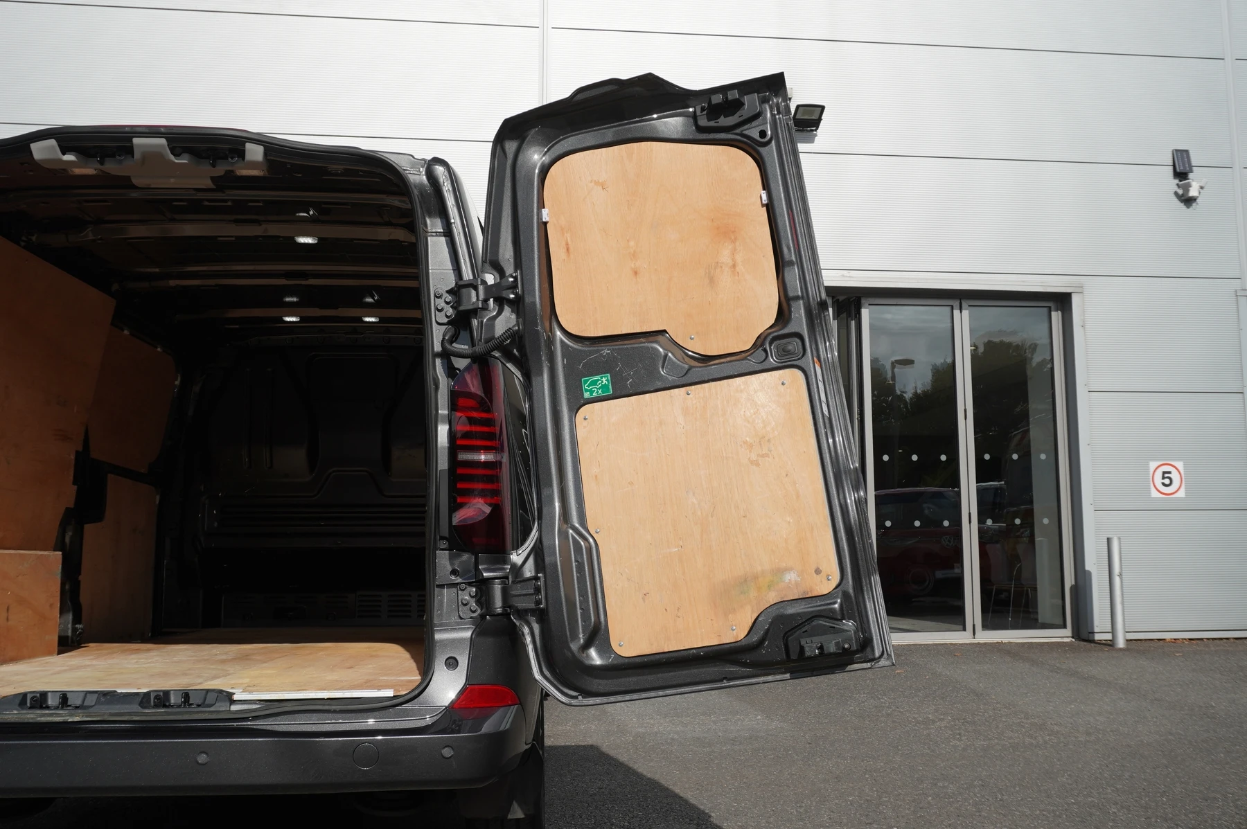 Volkswagen-Transporter-image-22