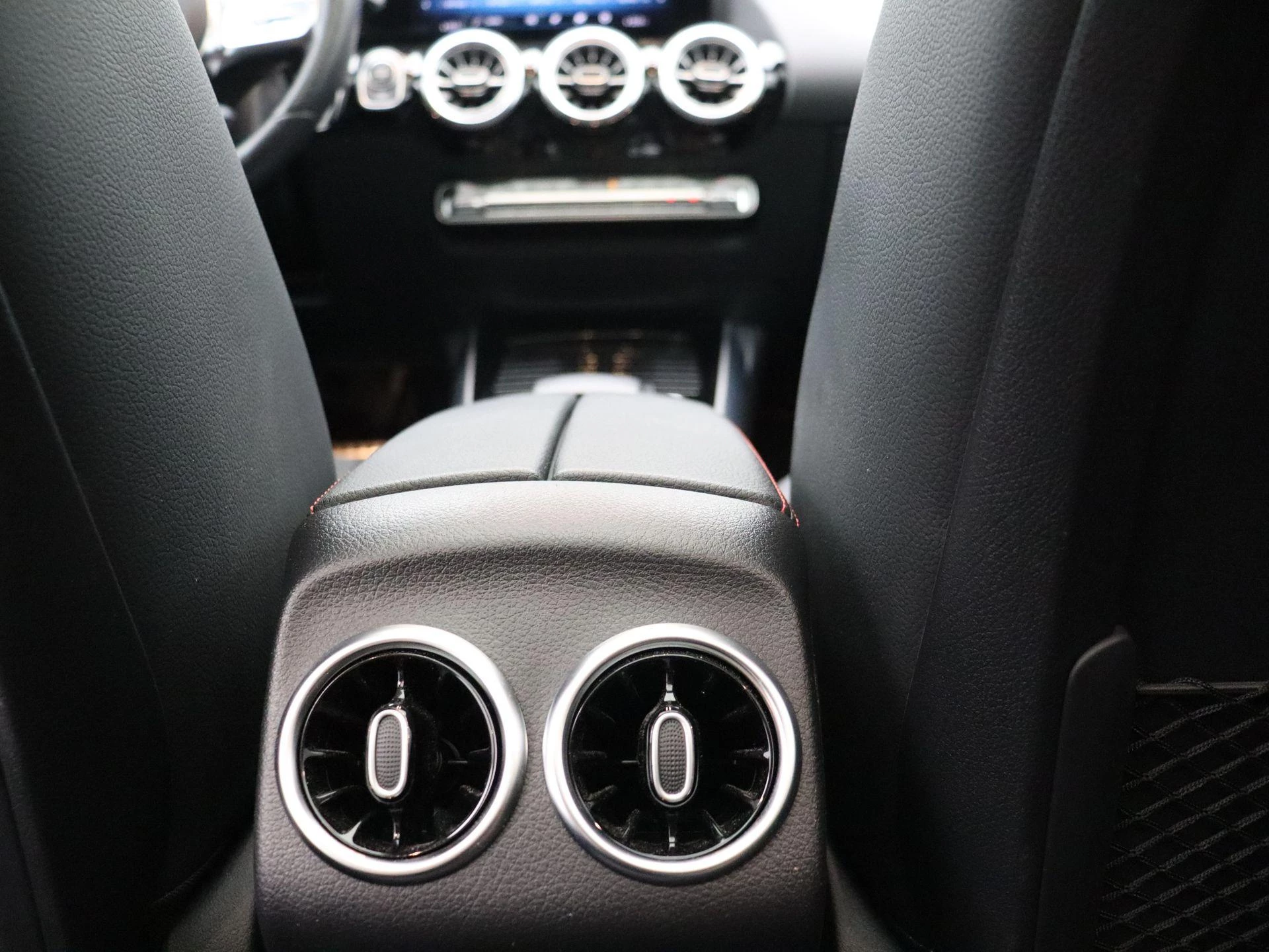 Mercedes-Benz GLA 180 AMG Line + PANO DAK + MULTIBEAM LED + KEY LESS +
